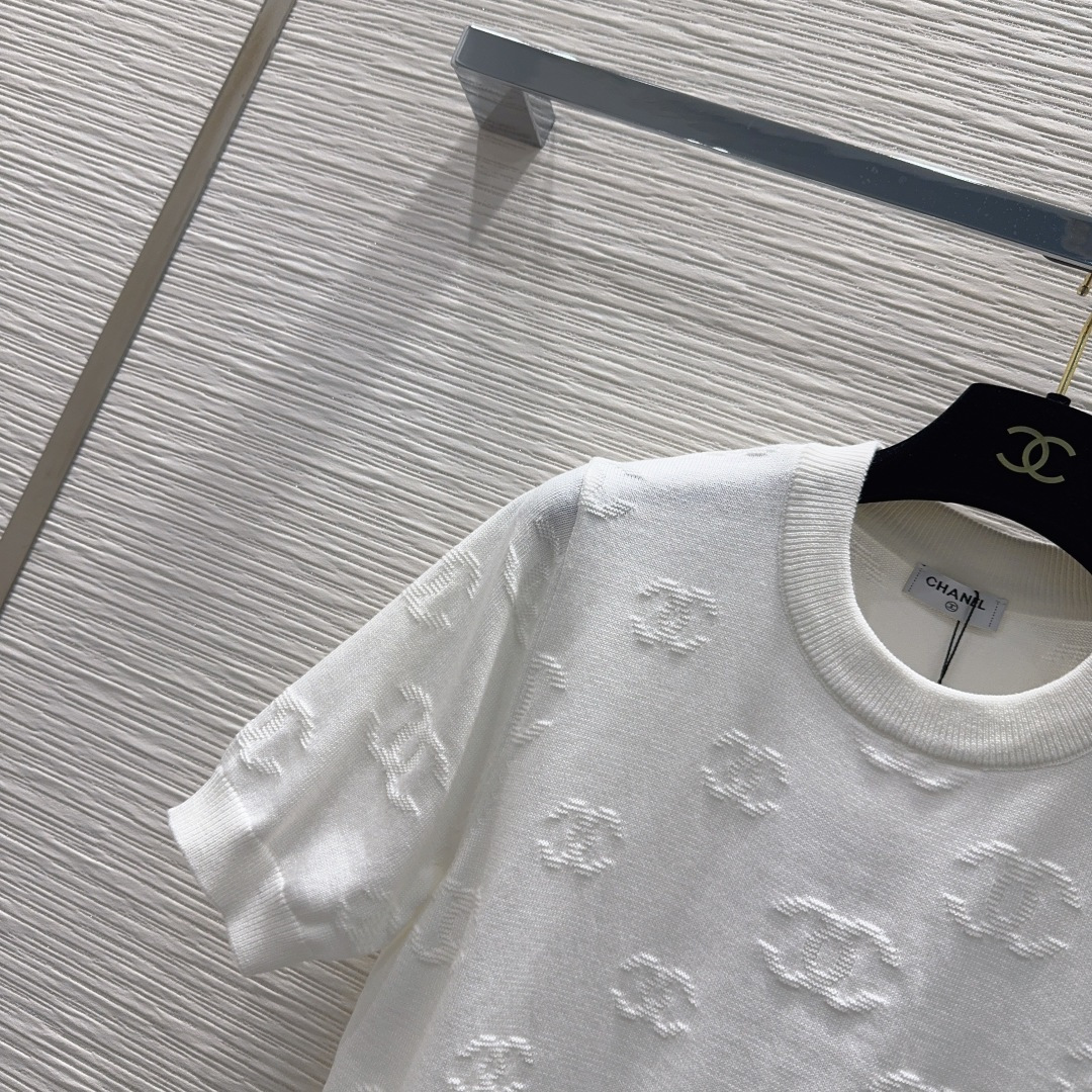 🌼2026SS新品 经典毛衣 100%羊毛 质感细腻软糯。经典减龄单品！版型不挑人上身巨显瘦！白富美必收
