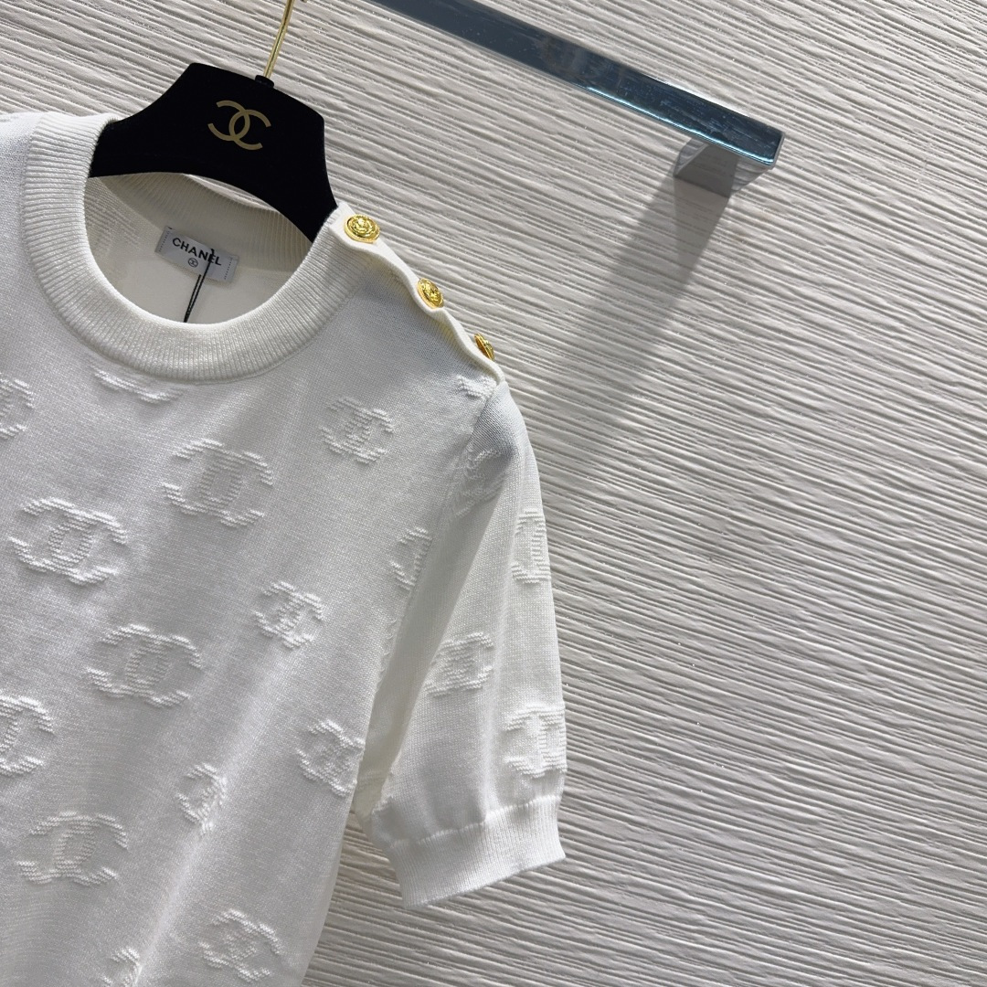 🌼2026SS新品 经典毛衣 100%羊毛 质感细腻软糯。经典减龄单品！版型不挑人上身巨显瘦！白富美必收