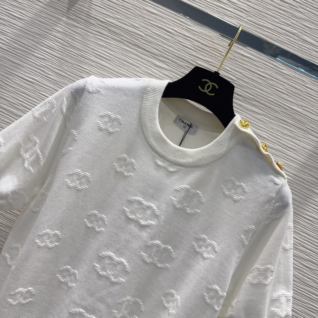 🌼2026SS新品 经典毛衣 100%羊毛 质感细腻软糯。经典减龄单品！版型不挑人上身巨显瘦！白富美必收