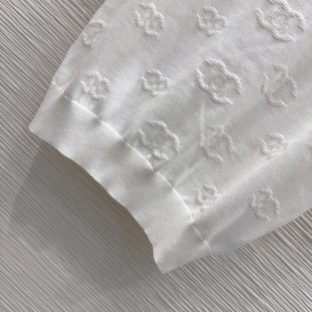 🌼2026SS新品 经典毛衣 100%羊毛 质感细腻软糯。经典减龄单品！版型不挑人上身巨显瘦！白富美必收