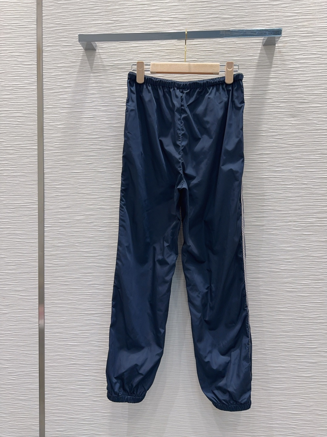 🌼2026SS新款 休闲百搭束脚长裤 经典Logo完美点缀 超级看好 上身特别赞！搭配的风格也很通吃 精