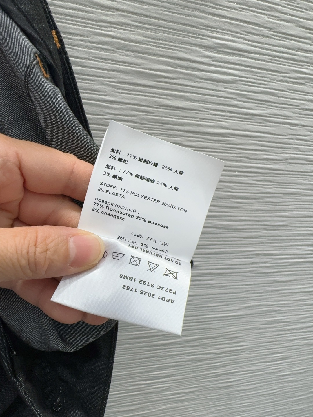 🌼2026SS新款 仿牛仔面料 九分裤裙 经典三角牌装饰、藏着随性与利落的双重气质。仿牛仔纹理自带复古腔