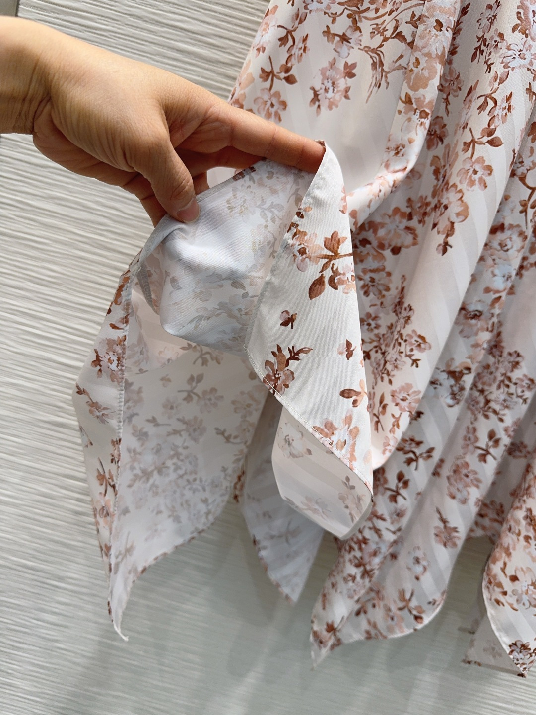 🌼2026SS新款套装 飘逸灵动 简约中流露出高奢 整件衣服做工更是非常精细！ 版型简单一目了然，美伦美