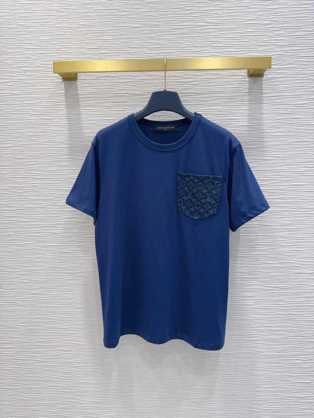 NO:823445,2026SS new T-shirt is very dense and feels great. It’s a really hard-working one!  !  Perfect details, regular fit!  The upper body is not picky at all, simple and generous, and instantly enhances your temperament. Popular recommendation, SML [S mid-length 63.5, shoulder width 42.5, sleeve length 18, bust 98], Louis Vuitton-clothing, louis vuitton, tees, t-shirt,198609092026SS新款T恤 密度很高手感超好 真的费劲心血的一款！！细节完美 常规版型！上身完全不挑人简单大方,瞬间提升气质 爆款推荐,SML【S后中长63.5 肩宽42.5 袖长18 胸围98】,路易威登-服装,louis vuitton,tees，t-shirt,,Women's clothing