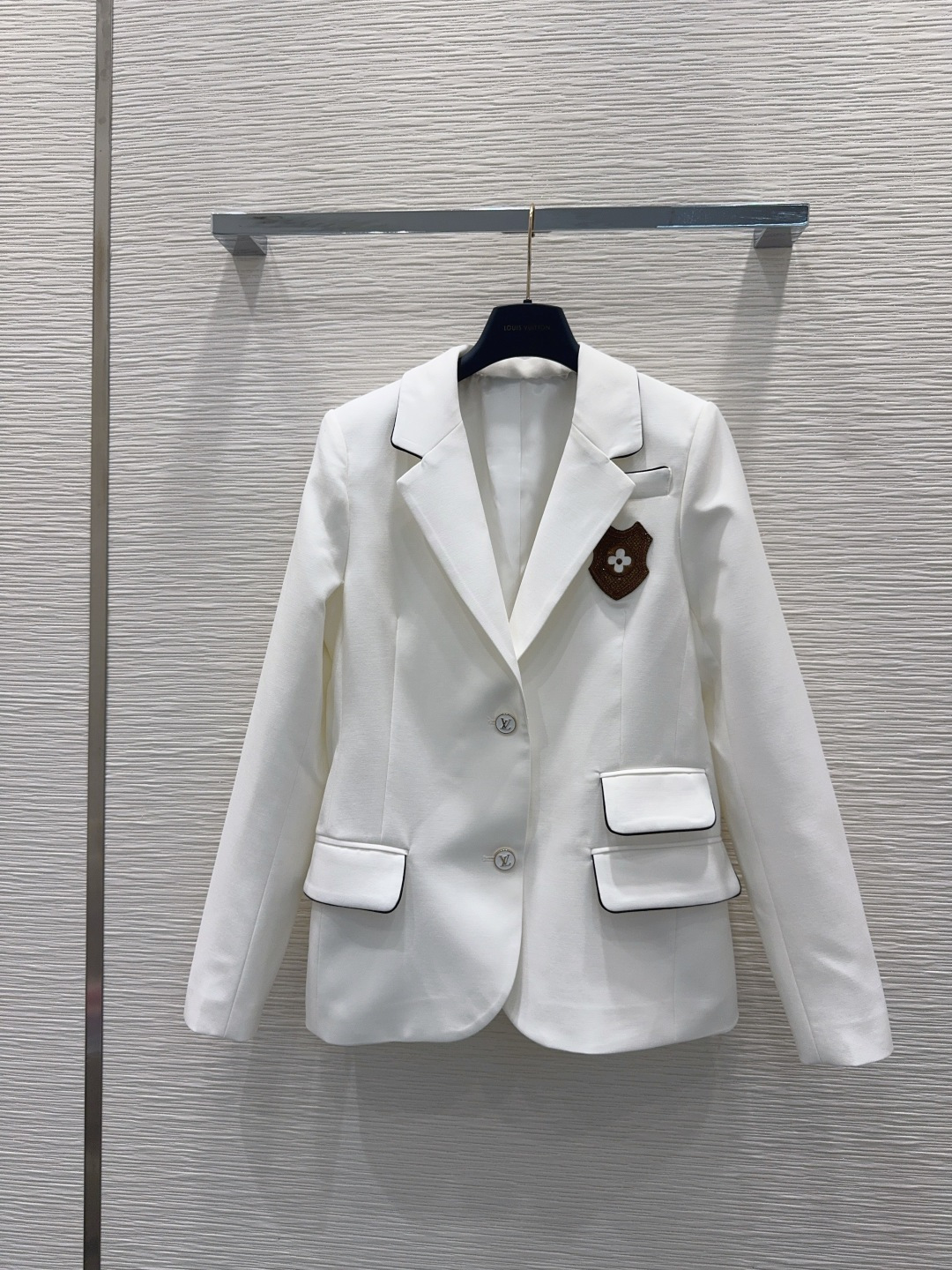 NO:786546,2026SS new style, simple and elegant suit jacket, very high-end imported texture, look at the details carefully, the upper body is very sassy, ​​clean and classy, ​​improves temperament~~ It is completely in accordance with the level of high-end ready-to-wear. It is impossible not to love it. It is a must-have item for girls with temperament. SML198609092026SS新款 简洁大气的西装外套 非常高级的进口质地 仔细看细节 上身非常飒 干净有品 提气质~~完全按照高定成衣水准 无法不爱 气质MM必入单品 SML XL【S后中长66 胸围97 袖长64 袖口25】,路易威登-服装,louis vuitton,jackets & coats,business suit,,Women's clothing