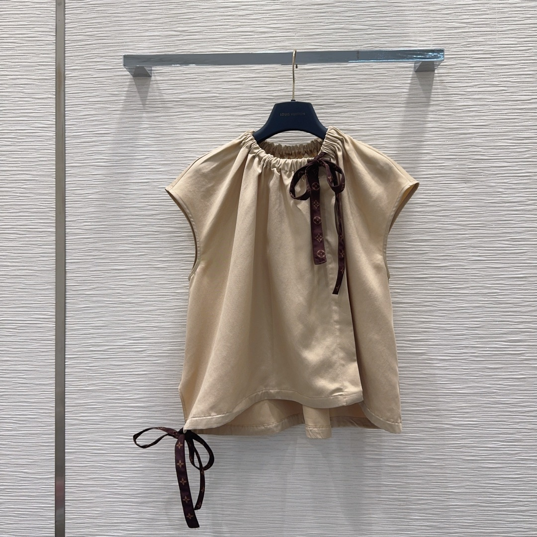 NO:786556,2026SS new suit, the whole three-dimensional tailoring, all-round exquisite star wear, the upper body is super covering the flesh and slimming, the legs are super stretched, a series of items that are easy to match, giving a refreshing and fashionable sense of high-end, everyday elegance and fashion, extremely versatile, the color is very beautiful, the fabric is high-end and textured SML  Skirt 230,Louis Vuitton-clothing,louis vuitton,skirts,198609092026SS新款套装 整件立体剪裁 全方位精致做明星穿搭 上身超级遮肉显瘦 超拉腿部比例 巨好搭配的一系列单品 穿出清爽时髦的高级感 日常优雅又时髦 巨百搭 颜色很好看 面料高级又有质感 SML XL【S上衣 胸围129 后中长56 S裙腰围64 脚围199 裙侧长42】上衣 半裙230,路易威登-服装,louis vuitton,skirts,,Women's clothing