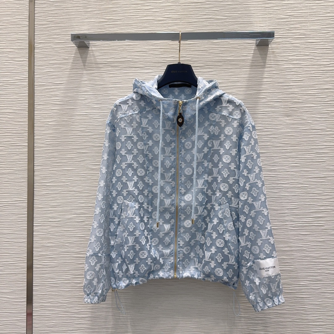 Женский комплект: легкая куртка с капюшоном и брюки Louis Vuitton