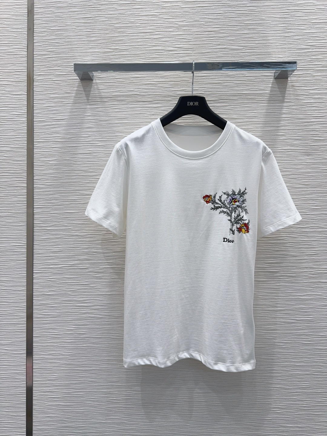 NO:823437,The 2026SS new T-shirt is very dense and feels super good. It’s a really hard-working one!  !  Perfect details, regular fit!  The upper body is not picky at all, is simple and generous, and instantly enhances your temperament. Popular recommendation, SML [S length 63, shoulder width 44, bust 95, sleeve length 20], Dior-clothing, dior, tees, t-shirt,198609092026SS新款T恤 密度很高 手感超好 真的费劲心血的一款！！细节完美 常规版型！上身完全不挑人简单大方,瞬间提升气质 爆款推荐,SML【S衣长63 肩宽44 胸围95 袖长20】,迪奥-服装,dior,tees，t-shirt,,Women's clothing