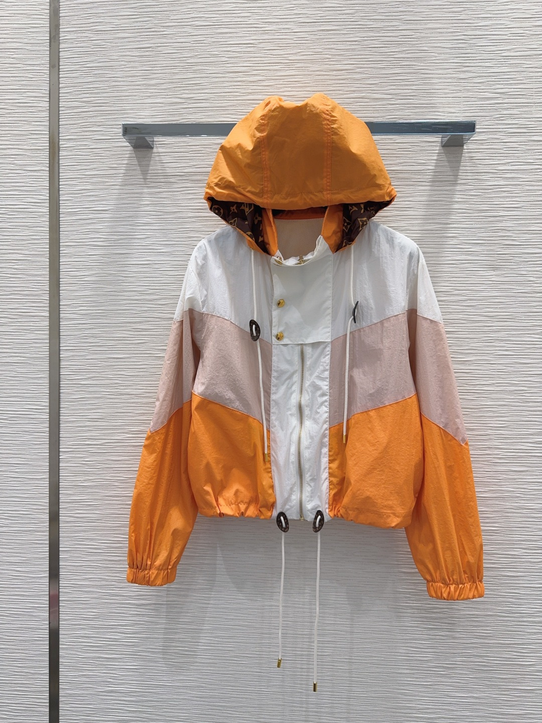 NO:823463,2026SS new coat, cute style, full of small details, great points. Exquisite workmanship, age-reducing fashion, good HOLD style, won the hearts of fairies, classic SML [S back center length 52, shoulder width 42, bust 96, sleeve length 58], Louis Vuitton-clothing, louis vuitton, jackets & coats,198609092026SS新款外套 可A可乖的风格,满满小细节太加分了.做工精致 减龄时尚 好HOLD住造型 深得仙女心 经典之作 SML【S后中长52 肩宽42 胸围96 袖长58】,路易威登-服装,louis vuitton,jackets & coats,,Women's clothing