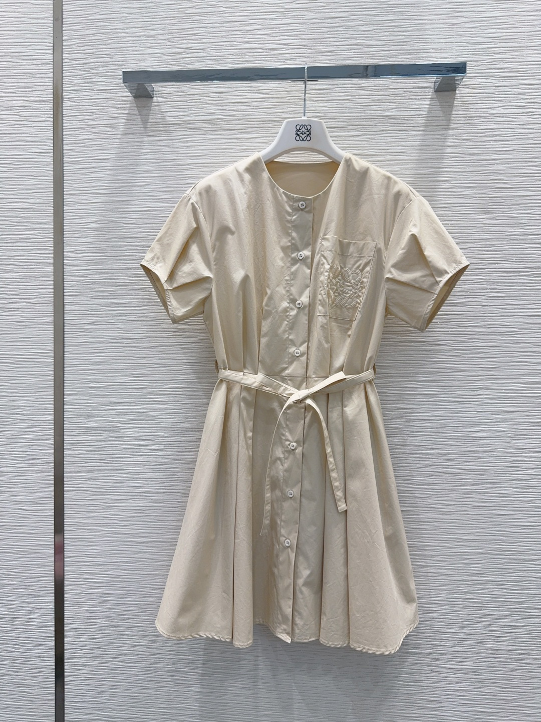 NO:826695,2026SS new dress The upper body is full of fashionable and high-end sense and has its own aura. The fabric texture is very nice. It is fashionable and high-end. The color is super positive. The upper body is white and slim. It is a classic series with a cool and handsome feeling. It has wind when walking. The upper body has full aura. The length is just right and easy to control. SML  Cuff 29.5], Loewe-clothing, loewe, skirts,198609092026SS新款连衣裙 上身就是满满的时髦高级感自带气场 面料质感很奈斯 时髦又高级 颜色超级正 上身显白又显瘦 自带酷帅感的经典系列 走路都带风 上身气场全开 长度恰到好处 轻松驾驭 SML XL【S后中长85 肩宽50 胸围96 腰围74 袖长14 袖口29.5】,罗意威-服装,loewe,skirts,,Women's clothing
