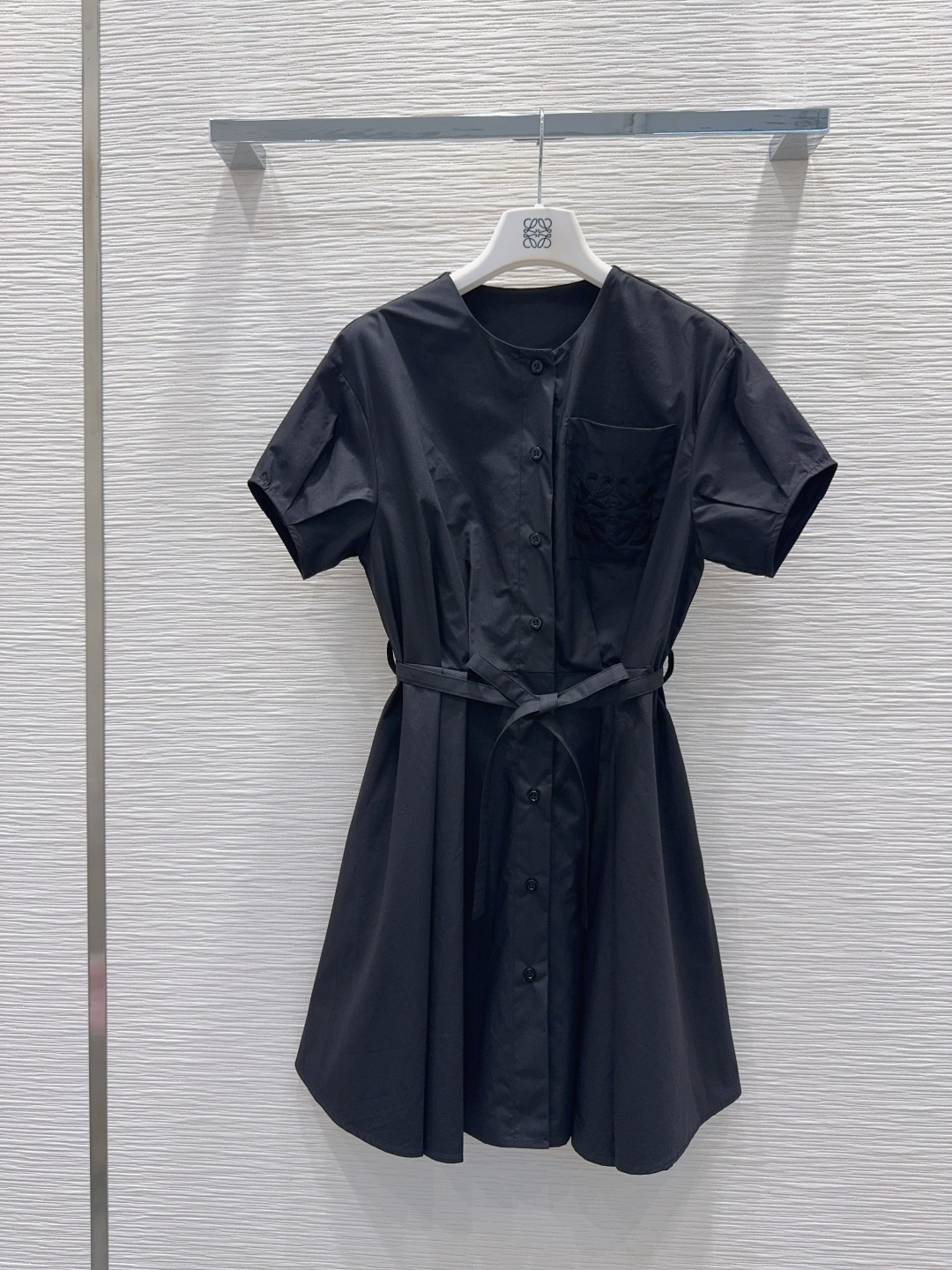 NO:826706,2026SS new dress The upper body is full of fashionable and high-end sense and has its own aura. The fabric texture is very nice. It is fashionable and high-end. The color is super positive. The upper body is white and slim. It is a classic series with a cool and handsome feeling. It has wind when walking. The upper body has full aura. The length is just right and easy to control. SML  Cuff 29.5], Loewe-clothing, loewe, skirts,198609092026SS新款连衣裙 上身就是满满的时髦高级感自带气场 面料质感很奈斯 时髦又高级 颜色超级正 上身显白又显瘦 自带酷帅感的经典系列 走路都带风 上身气场全开 长度恰到好处 轻松驾驭 SML XL【S后中长85 肩宽50 胸围96 腰围74 袖长14 袖口29.5】,罗意威-服装,loewe,skirts,,Women's clothing