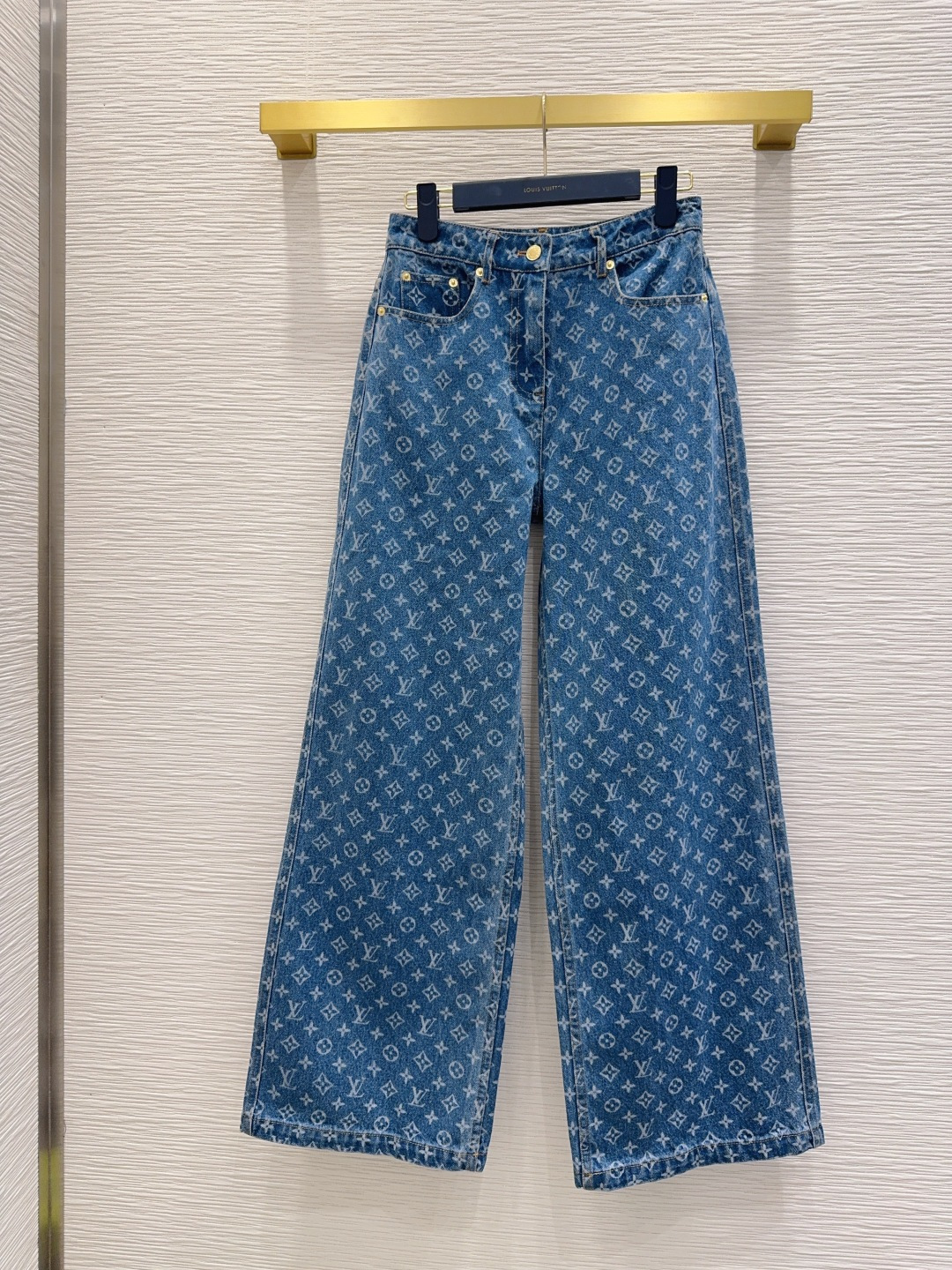 NO:826696,2026SS new denim denim, laser denim printing, high-end production ~ super fashionable, cool and sassy upper body, fine texture, natural cotton feel, muscular feel, super beautiful!  The details and workmanship are super good, new products are in stock, unboxing and grabbing SML198609092026SS新款丹宁牛仔 激光牛仔印花 高版出品～超时髦 上身又酷又飒爽 纹理细腻,棉感自然,有筋骨感,超级漂亮！细节做工超级好,新品现货开箱开抢 SML XL【S腰围71 臀围95 脚围57 裤侧长105】,路易威登-服装,louis vuitton,,Women's clothing