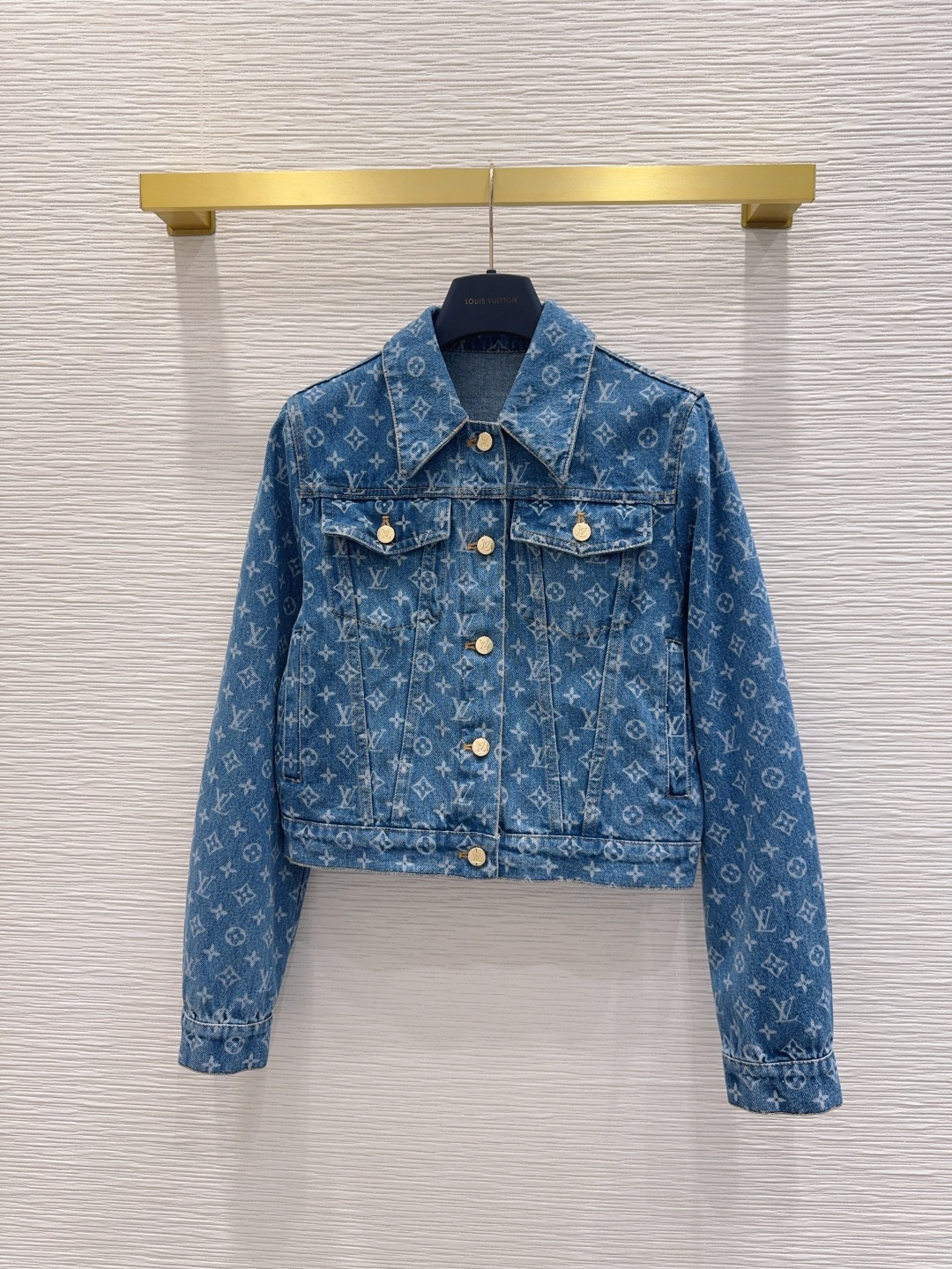 NO:826702,2026SS new denim denim, laser denim printing, high-end production ~ super fashionable, cool and sassy upper body, fine texture, natural cotton feel, muscular feel, super beautiful!  The details and workmanship are super good, new products are in stock, unboxing and grabbing SML198609092026SS新款丹宁牛仔 激光牛仔印花 高版出品～超时髦 上身又酷又飒爽 纹理细腻,棉感自然,有筋骨感,超级漂亮！细节做工超级好,新品现货开箱开抢 SML XL【S后中长46 胸围99 袖长61 袖口22】,路易威登-服装,louis vuitton,,Women's clothing