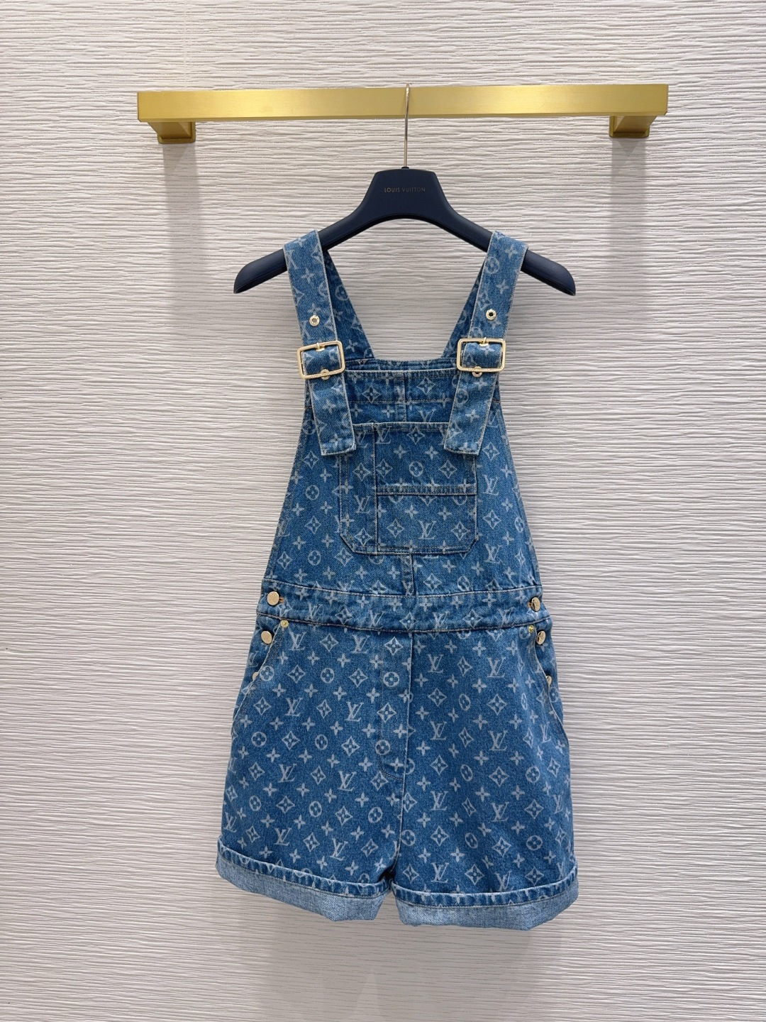 NO:826690,2026SS new denim denim, laser denim printing, high-end production ~ super fashionable, cool and sassy upper body, fine texture, natural cotton feel, muscular feel, super beautiful!  The details and workmanship are super good, new products are in stock, unboxing and grabbing SML198609092026SS新款丹宁牛仔 激光牛仔印花 高版出品～超时髦 上身又酷又飒爽 纹理细腻,棉感自然,有筋骨感,超级漂亮！细节做工超级好,新品现货开箱开抢 SML XL【S后中长63 臀围99 腰围75 脚围63】,路易威登-服装,louis vuitton,,Women's clothing