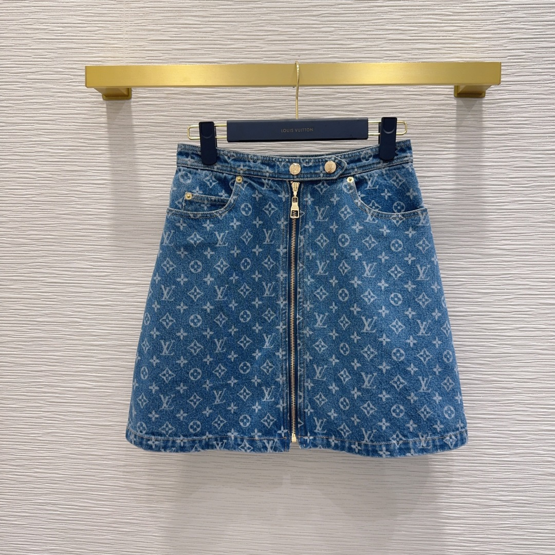NO:826675,2026SS new denim denim, laser denim printing, high-end production ~ super fashionable, cool and sassy upper body, fine texture, natural cotton feel, muscular feel, super beautiful!  The details and workmanship are super good, new products are in stock, unboxing and grabbing SML198609092026SS新款丹宁牛仔 激光牛仔印花 高版出品～超时髦 上身又酷又飒爽 纹理细腻,棉感自然,有筋骨感,超级漂亮！细节做工超级好,新品现货开箱开抢 SML XL【S裙侧长43.5 腰围68 臀围97 脚围113】,路易威登-服装,louis vuitton,skirts,,Women's clothing