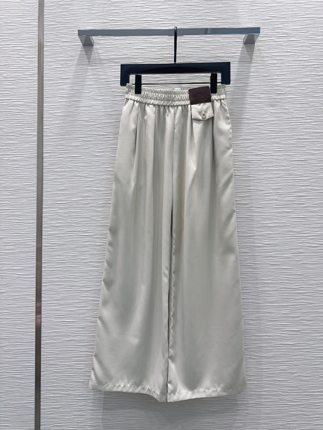 NO:826647,The 2026 new trousers are not picky about body shape requirements, and the upper body is particularly good!  The style of matching is also very versatile. Exquisite advanced customization. The texture of the textured fabric is awesome. Retro and elegant. The upper body is cool and handsome, age-reducing and fashionable. SML [S waist 66, hip 96, pants length 102], Loewe-clothing, loewe,198609092026新款长裤 不挑剔身形要求 上身特别赞！搭配的风格也很通吃 精致高级定制 富有肌理感的面料质感超赞 复古优雅 上身酷帅减龄时髦精 SML【S腰围66 臀围96 裤长102】,罗意威-服装,loewe,,Women's clothing