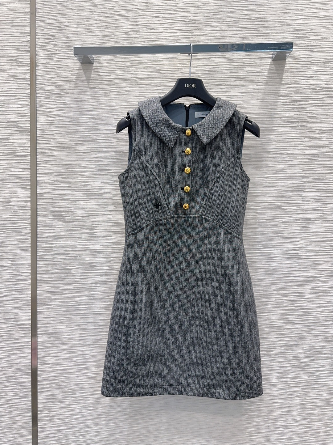NO:826668,2026SS new vest dress. The style is super western. The upper body is casually high-end. Effortlessly fashionable. The overall simplicity and elegance. The silhouette is comfortable to wear. Intellectual atmosphere. Creates a cool and high-end feel. Customized accessories. Perfect workmanship quality. Look at the details. SML198609092026SS新款背心裙 版型超洋气 上身就一整个不经意的高级 毫不费力的时髦 整体简约大方 廓形穿着舒适 知性大气 打造飒爽高级感,开模定制配件,完美做工品质看细节 SML XL【S后中长83 胸围88 肩宽35 腰围72】,迪奥-服装,dior,skirts,,Women's clothing