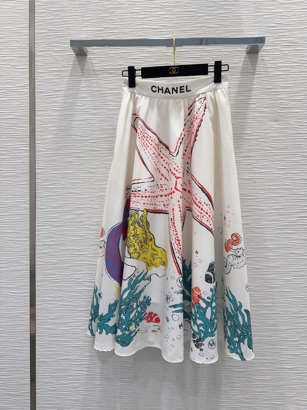 NO:830840,2026SS new skirt, positioning printing, a very thoughtful one. The upper body is cool and sassy. It is made of customized high-quality fabrics. The texture is fine, the cotton feel is natural, it is muscular yet soft, and it is neat and three-dimensional. SML [S waist 68, hip 108, skirt length 83], Dior-clothing, dior, skirts,198609092026SS新款半裙 定位印花 非常用心的一款 上身又酷又飒爽 采用定制高品质面料 纹理细腻,棉感自然,既有筋骨感又不失柔软,利落立体剪裁 SML【S腰围68 臀围108 裙长83】,迪奥-服装,dior,skirts,,Women's clothing