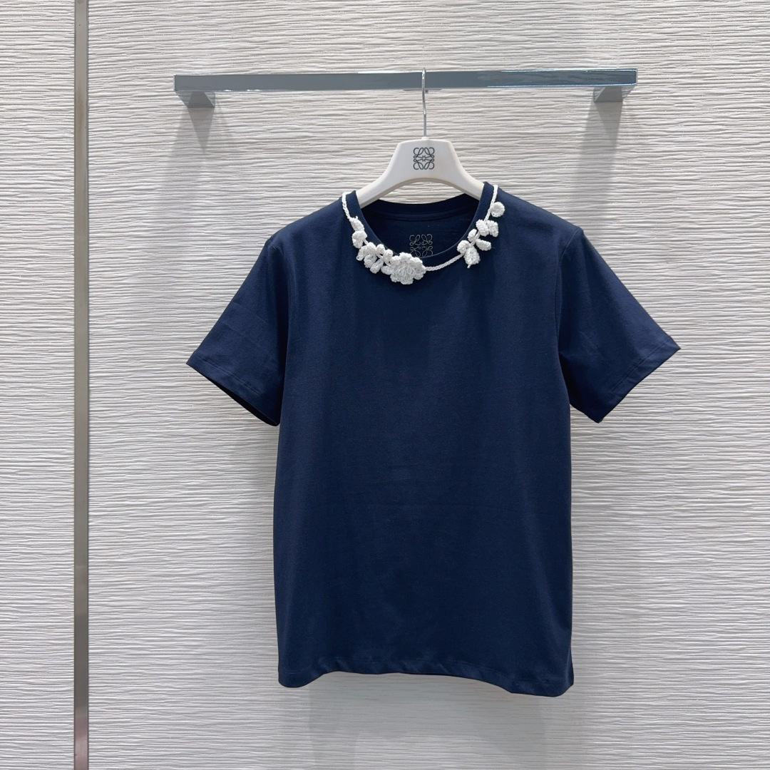 NO:830812,The 2026SS new T-shirt is very dense and feels super good. It’s a really hard-working one!  !  Perfect details, regular fit!  The upper body is not picky at all, simple and generous, and instantly enhances your temperament. Popular recommendation, SML [S length 63, bust 96, hem 94, sleeve length 20, cuff 16], Loewe-clothing, loewe, tees, t-shirt,198609092026SS新款T恤 密度很高 手感超好 真的费劲心血的一款！！细节完美 常规版型！上身完全不挑人简单大方,瞬间提升气质 爆款推荐,SML【S衣长63 胸围96 摆围94 袖长20 袖口16】,罗意威-服装,loewe,tees，t-shirt,,Women's clothing