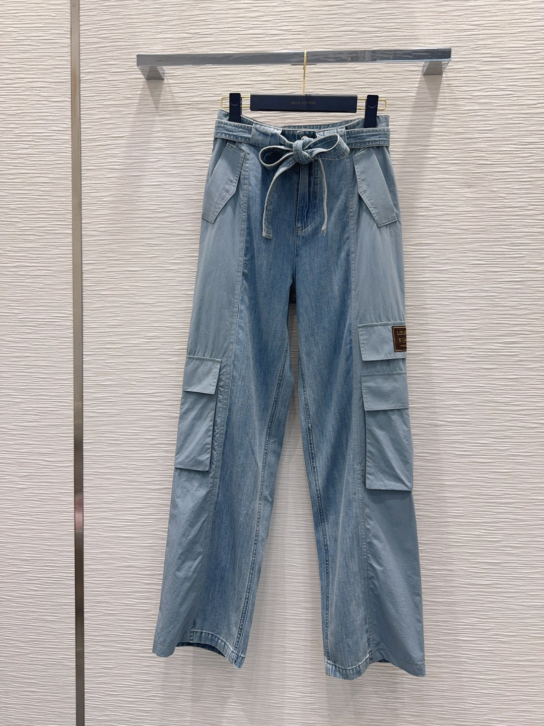 NO:830781,2026SS new denim, nostalgic series, plain denim with distressed effect, good appearance, versatile and trouble-free, just a very clean feeling, a must-have for everyone, really great!  Washed denim cotton that feels very comfortable, aged and fermented style SML198609092026SS新款牛仔 怀旧感系列 做旧效果素颜牛仔 高颜值 百搭无烦恼 就是很干净的感觉 人手必备 真的很赞！ 手感很舒服的洗水牛仔棉 做旧酵洗造型 SML XL【S腰围69 臀围93 脚围48 裤侧长106】,路易威登-服装,louis vuitton,,Women's clothing
