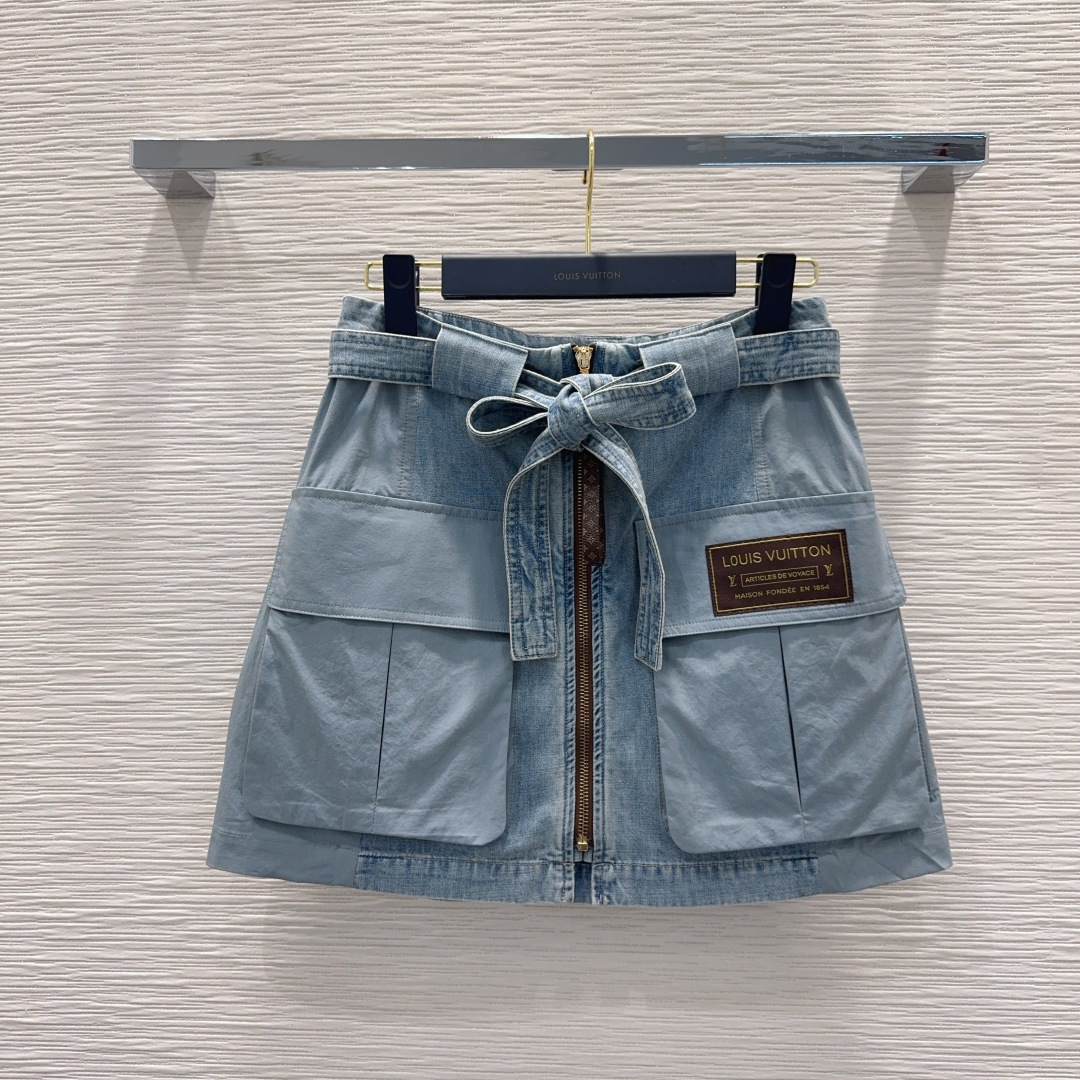 NO:830789,2026SS new denim, nostalgic series, plain denim with distressed effect, good appearance, versatile and trouble-free, just a very clean feeling, a must-have for everyone, really great!  Washed denim cotton that feels very comfortable, aged and fermented style SML198609092026SS新款牛仔 怀旧感系列 做旧效果素颜牛仔 高颜值 百搭无烦恼 就是很干净的感觉 人手必备 真的很赞！ 手感很舒服的洗水牛仔棉 做旧酵洗造型 SML XL【S裙侧长40.5 腰围70 臀围95 脚围107】,路易威登-服装,louis vuitton,skirts,,Women's clothing