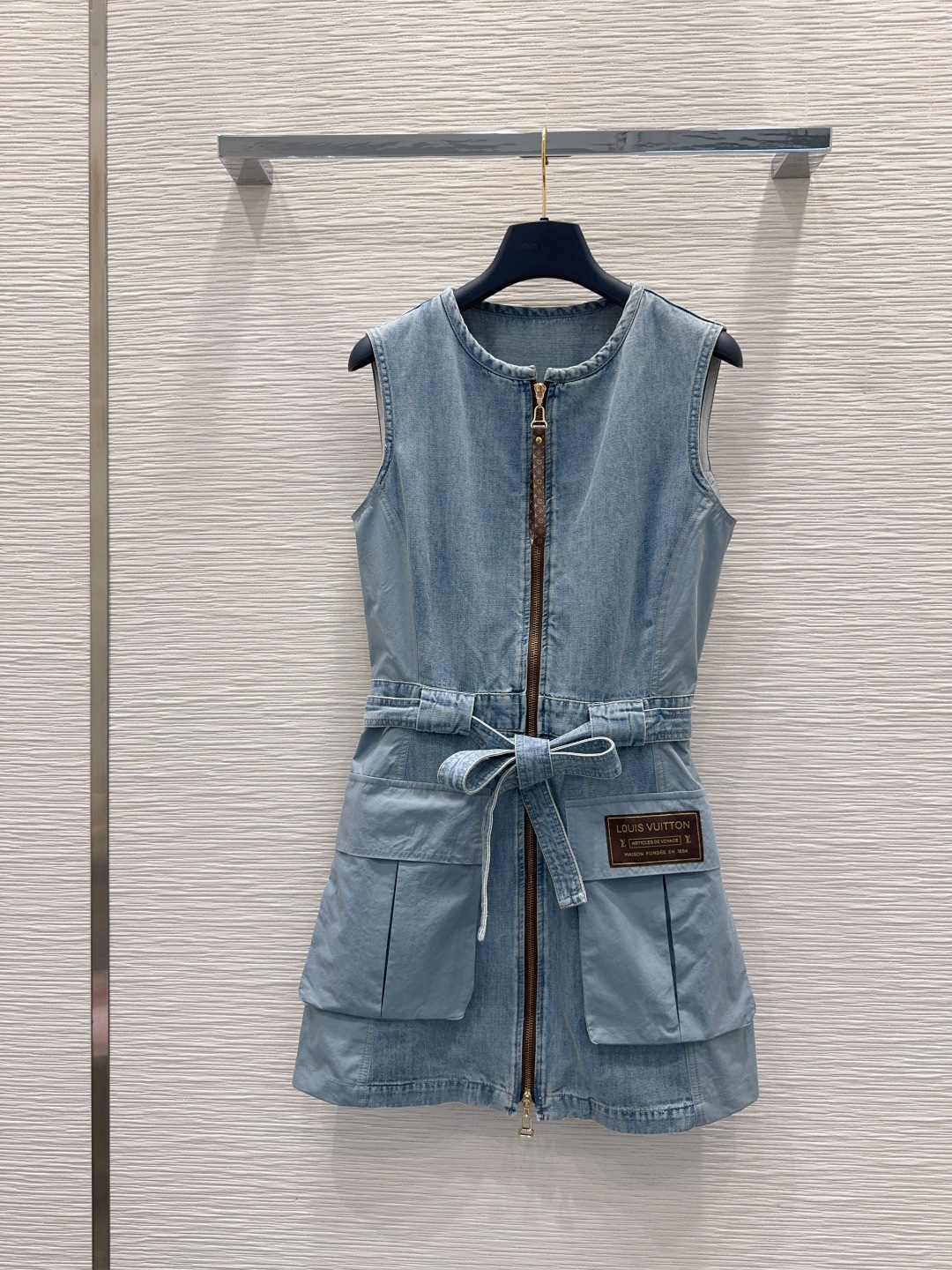 NO:830804,2026SS new denim, nostalgic series, plain denim with distressed effect, good appearance, versatile and trouble-free, just a very clean feeling, a must-have for everyone, really great!  Washed denim cotton that feels very comfortable, aged and fermented style SML198609092026SS新款牛仔 怀旧感系列 做旧效果素颜牛仔 高颜值 百搭无烦恼 就是很干净的感觉 人手必备 真的很赞！ 手感很舒服的洗水牛仔棉 做旧酵洗造型 SML XL【S后中长79 胸围93 肩宽37.5 脚围112】,路易威登-服装,louis vuitton,,Women's clothing