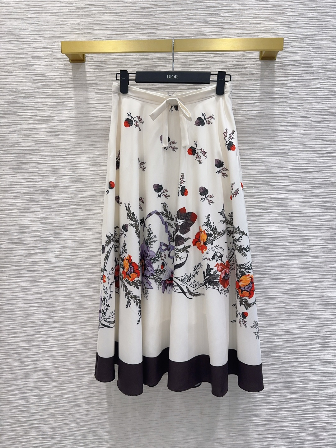 NO:830831,2026SS new skirt, a very thoughtful one. The upper body is cool and sassy. It is made of customized high-quality fabrics. The texture is fine, the cotton feel is natural, it is muscular yet soft, and it is neat and three-dimensional. SML [S waist 69, hip 96, skirt length 83], Dior-clothing, dior, skirts,198609092026SS新款半裙 非常用心的一款 上身又酷又飒爽 采用定制高品质面料 纹理细腻,棉感自然,既有筋骨感又不失柔软,利落立体剪裁 SML【S腰围69 臀围96 裙长83】,迪奥-服装,dior,skirts,,Women's clothing