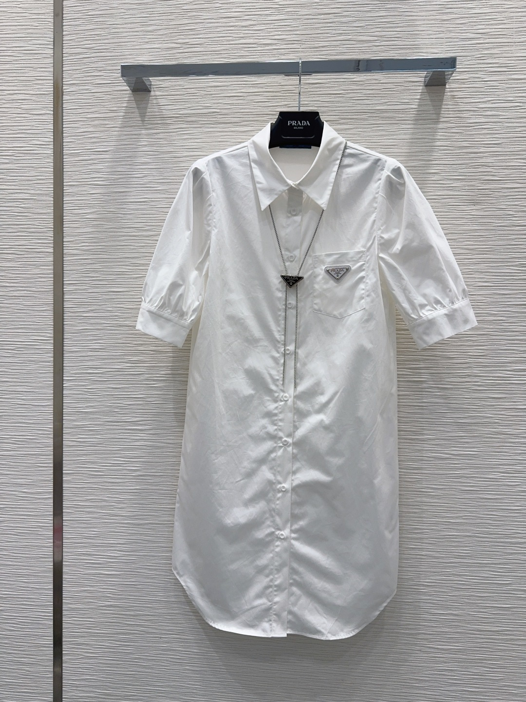 NO:830750,2026SS new shirt. Low-key luxury three-dimensional tailoring. Streamlined line design. Noble and elegant yet full of gentle and intellectual temperament. Imported special materials. You will be amazed when you receive it. The texture of the customized fabric is amazing!  SML [S shoulder width 34, bust 90, length 89], Prada-clothing, prada,198609092026SS新款衬衣 低调奢华立体剪裁 精简线条感设计 高贵典雅又尽显温柔知性的气质 进口特殊材质 收到手会很惊艳 定制面料质感超赞！SML【S肩宽34 胸围90 衣长89】,普拉达-服装,prada,,Women's clothing