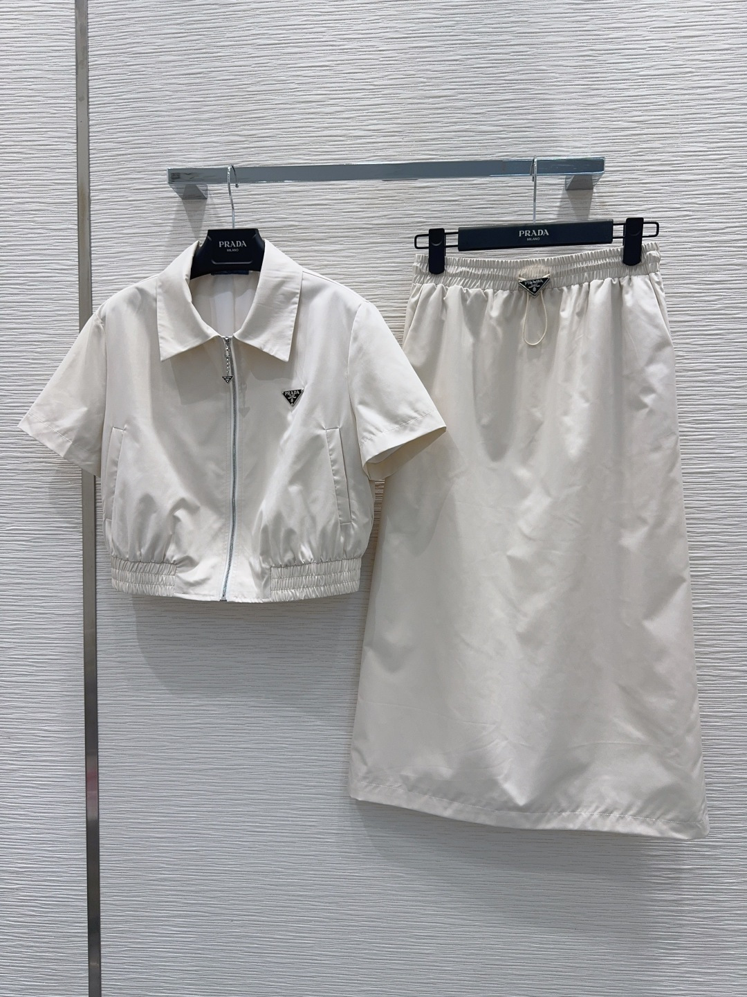 NO:830759,2026SS new suit, cute style, full of small details, great points. Exquisite workmanship, age-reducing fashion, good HOLD style, won the hearts of fairies, classic SML [S top, shoulder width 41, bust 98, back mid-length 47, S skirt waist 66, sitting circumference 96, skirt length 78.5], Prada-clothing, prada, skirts,198609092026SS新款套装 可A可乖的风格,满满小细节太加分了.做工精致 减龄时尚 好HOLD住造型 深得仙女心 经典之作 SML【S上衣 肩宽41 胸围98 后中长47 S裙腰围66 坐围96 裙长78.5】,普拉达-服装,prada,skirts,,Women's clothing