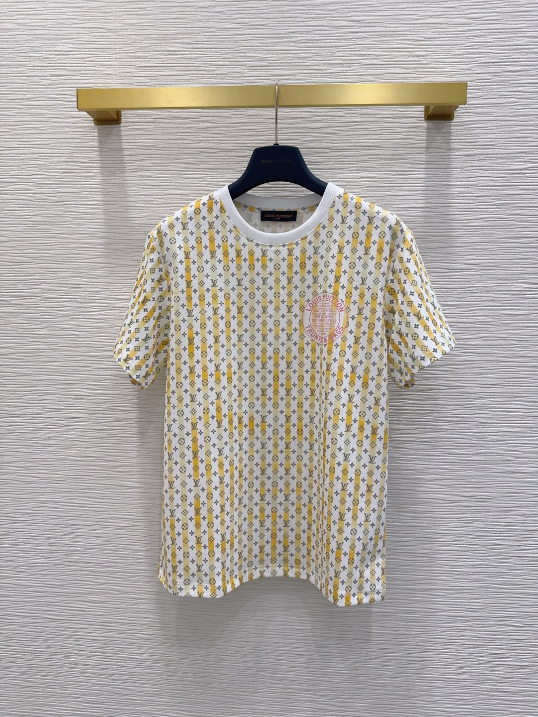 NO:855198,The 2026SS new T-shirt is very dense and feels super good. It’s a really hard-working one!  !  Perfect details, regular fit!  The upper body is not picky at all, simple and generous, and instantly enhances your temperament. Popular recommendation, SML [S length 63.5, shoulder width 42.5, bust 98, sleeve length 18], Louis Vuitton-clothing, louis vuitton, tees, t-shirt,198609092026SS新款T恤 密度很高 手感超好 真的费劲心血的一款！！细节完美 常规版型！上身完全不挑人简单大方,瞬间提升气质 爆款推荐,SML【S衣长63.5 肩宽42.5 胸围98 袖长18】,路易威登-服装,louis vuitton,tees，t-shirt,,Women's clothing