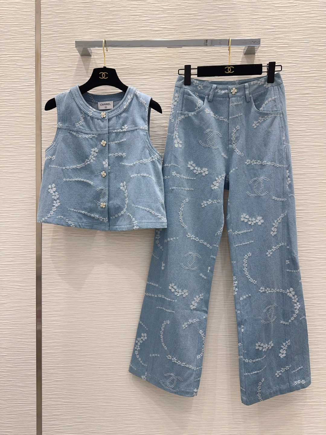 NO:891632,2026SS new denim denim suit is super fashionable. The upper body is cool and sassy with a unique color tone. The texture is delicate, the cotton feels natural, the muscles are strong, and it is super beautiful!  The details and workmanship are super good, new products are in stock, unboxing and grabbing SML [S top bust 92, length 47 S pants waist 66, hips 96, pants length 103], Chanel-clothing, chanel,198609092026SS新款丹宁牛仔套装 超时髦 个性色调上身又酷又飒爽 纹理细腻,棉感自然,有筋骨感,超级漂亮！细节做工超级好,新品现货开箱开抢 SML【S上衣 胸围92 衣长47 S裤腰围66 臀围96 裤长103】,香奈儿-服装,chanel,,Women's clothing