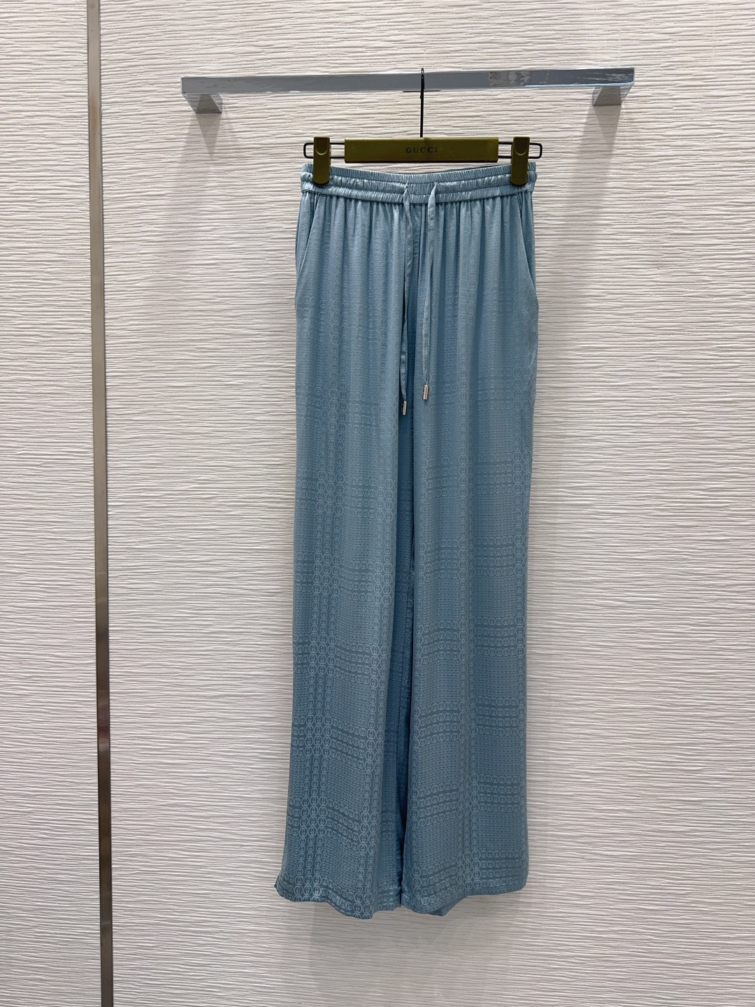 NO:890327,2026SS new trousers are made of silky fabric and are not picky about body shape requirements. The upper body is particularly great!  The style of matching is also very versatile. Exquisite advanced customization. The texture of the textured fabric is awesome. Retro and elegant. The upper body is cool and handsome, age-reducing and fashionable. SML [S waist 64, seat 98, feet 48.5, pants length 101], Gucci-clothing, gucci,198609092026SS新款长裤 丝滑面料 不挑剔身形要求 上身特别赞！搭配的风格也很通吃 精致高级定制 富有肌理感的面料质感超赞 复古优雅 上身酷帅减龄时髦精 SML【S腰围64 坐围98 脚口48.5 裤长101】,古驰-服装,gucci,,Women's clothing