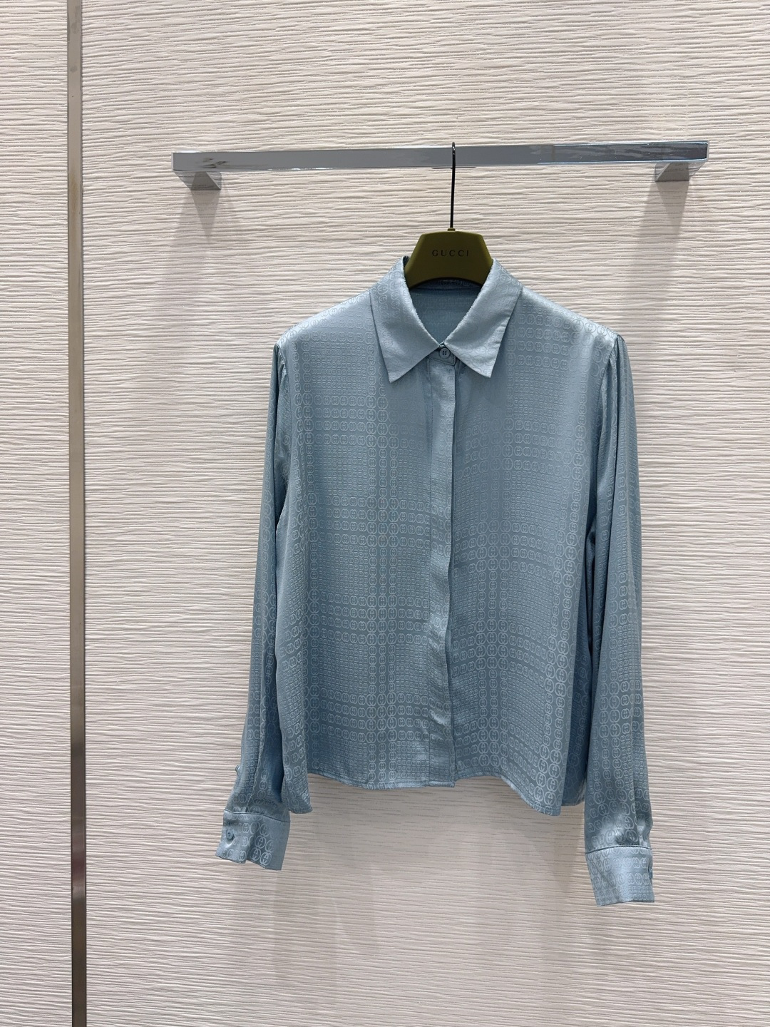 NO:890322,2026SS new top, silky fabric, retro and fashionable, low-key temperament, luxurious and high-end!  The styles are versatile and not picky, customized technical fabrics, workmanship quality depends on the details. Bai Fumei is a must-have!  Highly recommended. SML [S shoulder width 40, bust 102, foot 107, length 58, sleeve length 59, cuff 21.5], Gucci-clothing, gucci,198609092026SS新款上衣 丝滑面料 复古时髦 低调气质又奢华高级！版型百搭不挑人,定制科技面料 做工品质看细节.白富美必入！强烈推荐.SML【S肩宽40 胸围102 脚围107 衣长58 袖长59 袖口21.5】,古驰-服装,gucci,,Women's clothing