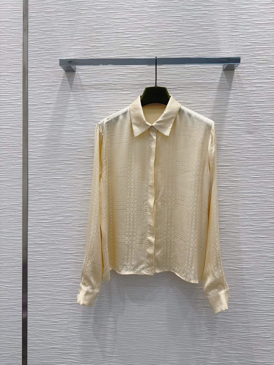 NO:890312,2026SS new top, silky fabric, retro and fashionable, low-key temperament, luxurious and high-end!  The styles are versatile and not picky, customized technical fabrics, workmanship quality depends on the details. Bai Fumei is a must-have!  Highly recommended. SML [S shoulder width 40, bust 102, foot 107, length 58, sleeve length 59, cuff 21.5], Gucci-clothing, gucci,198609092026SS新款上衣 丝滑面料 复古时髦 低调气质又奢华高级！版型百搭不挑人,定制科技面料 做工品质看细节.白富美必入！强烈推荐.SML【S肩宽40 胸围102 脚围107 衣长58 袖长59 袖口21.5】,古驰-服装,gucci,,Women's clothing