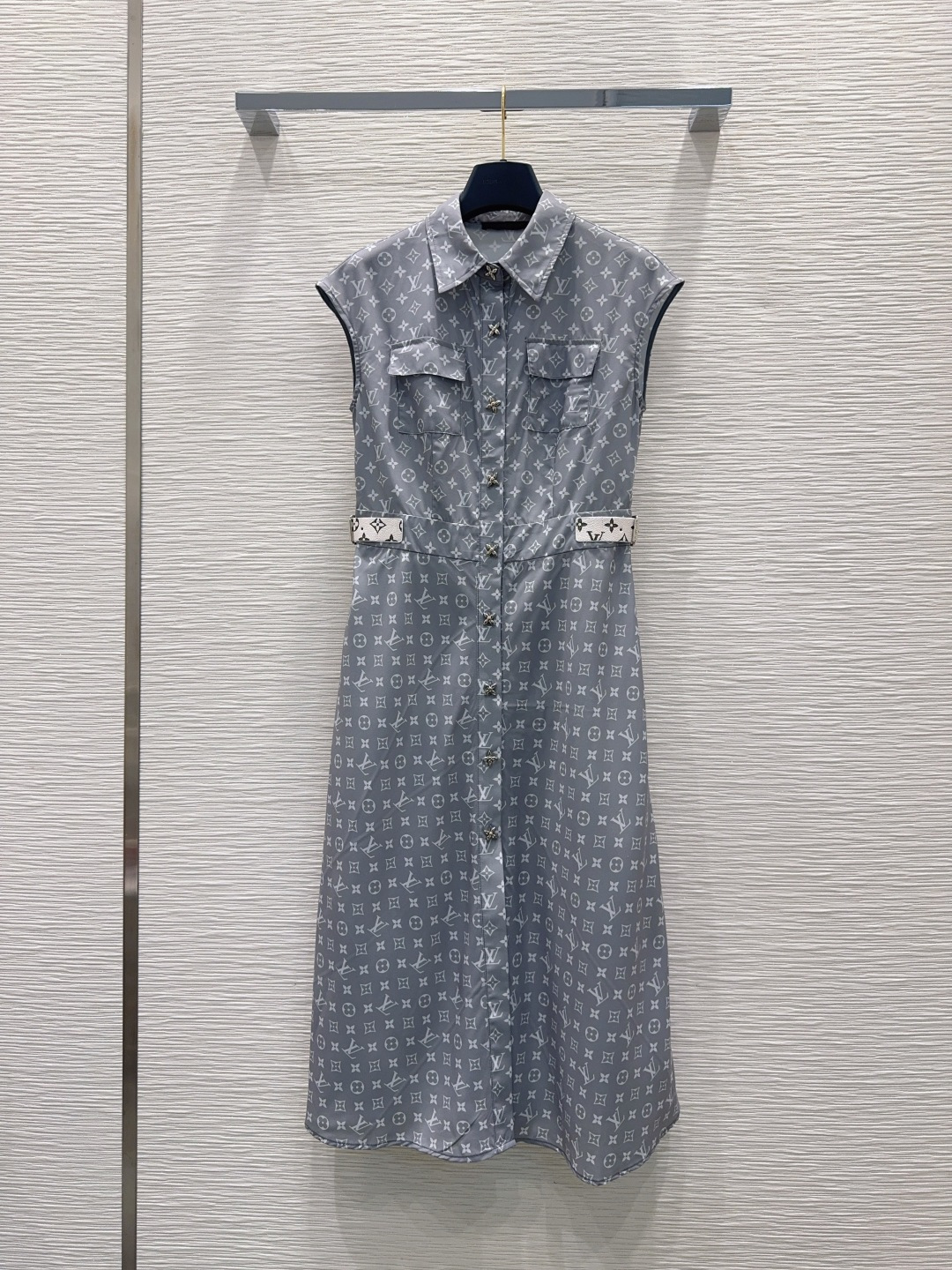 NO:891726,2026SS new dress is fashionable, low-key and luxurious!  The styles are versatile and not picky, the original customized technical fabrics, the quality of workmanship depends on the details. A must-have for Bai Fumei!  Highly recommended. SML [S shoulder width 47, bust 88, mid-back length 115.5, waist 72], Louis Vuitton-clothing, louis vuitton, skirts,198609092026SS新款连衣裙 时髦低调气质又奢华高级！版型百搭不挑人,原版定制科技面料 做工品质看细节.白富美必入！强烈推荐.SML【S肩宽47 胸围88 后中长115.5 腰围72】,路易威登-服装,louis vuitton,skirts,,Women's clothing