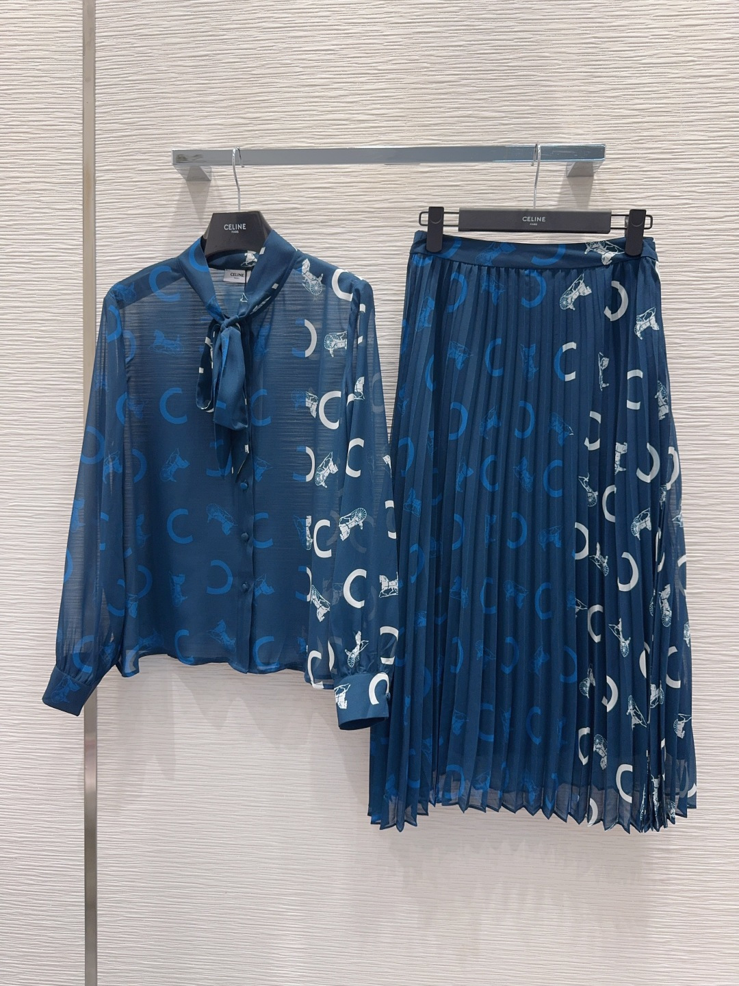NO:891765,The 2026SS new suit has a high-end atmosphere and a full sense of luxury. Innovative fabrics are light and soft. The actual product is very good!  The upper body is fashionable and versatile, so beautiful!  High-quality workmanship, look at the details SML [S top, shoulder width 39, bust 101, back mid-length 59, sleeve length 58, S skirt, waist 68, skirt length 80], Celine-clothing, celine, skirts,198609092026SS新款套装 高级大气 满满的穿搭高级感 创新面料 轻盈柔软 实物非常赞！上身洋气百搭,美美哒！高品质做工看细节 SML【S上衣 肩宽39 胸围101 后中长59 袖长58 S半裙 腰围68 裙长80】,赛琳-服装,celine,skirts,,Women's clothing