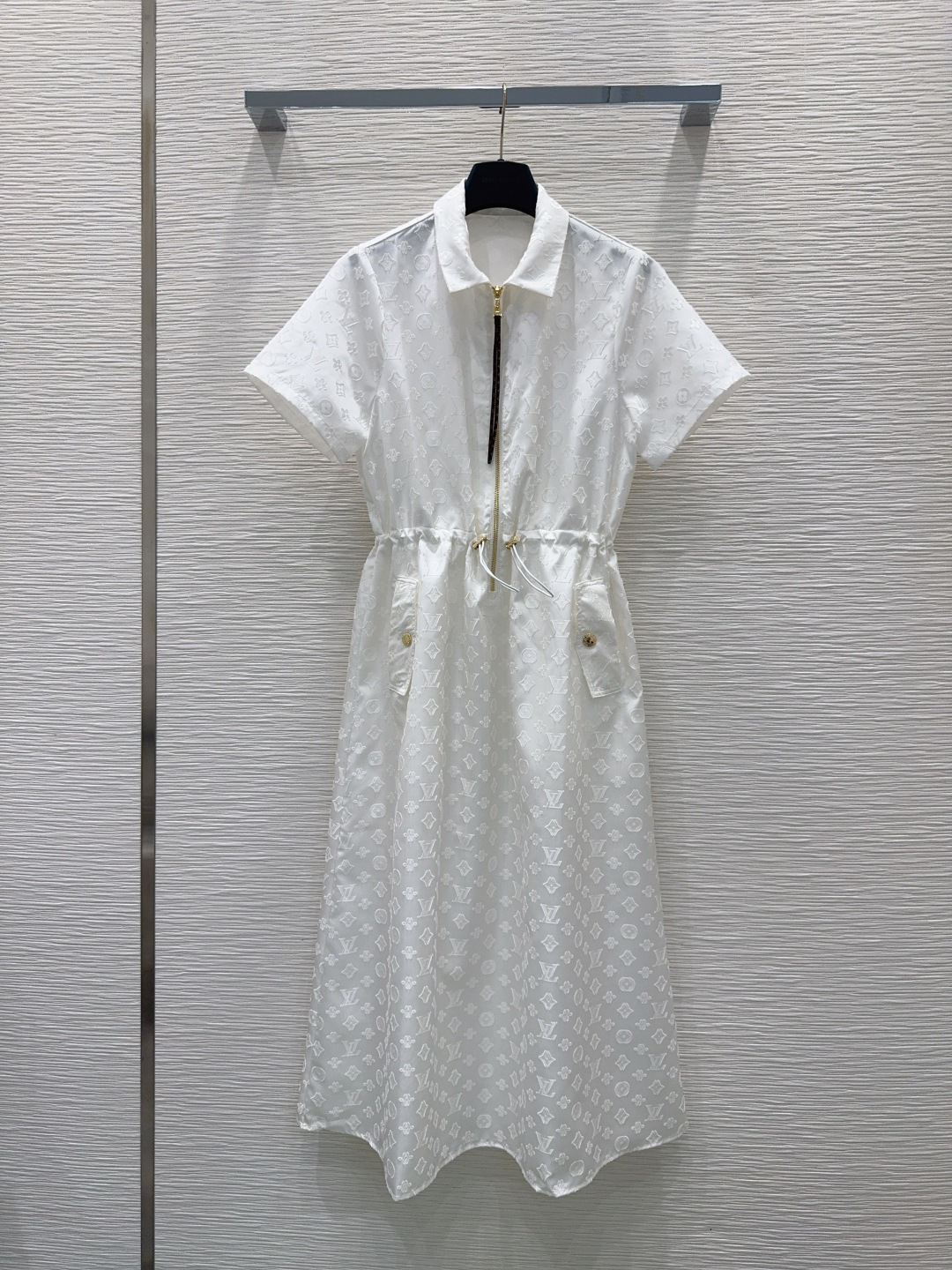 NO:891672,2026SS new dress is an instant hit after shipment. Customized imported density Monograw jacquard sheared raw edge fabric. Special material with texture. Paying great attention to every small detail. Just the right sense of high-end. Three-dimensional tailoring makes the upper body of the garment more refined and western. The real thing is amazing!  Fine workmanship, look at the details SML [S shoulder width 37, bust 96, skirt length 122], Louis Vuitton-clothing, louis vuitton, skirts,198609092026SS新款连衣裙 出货即爆单 定制进口密度Monograw提花剪毛边面料 特殊材质有肌理感 每个小细节都非常注重 恰到好处的高级感 立体剪裁 让成衣上身更为精致洋气 实物太赞啦！做工精细看细节 SML【S肩宽37 胸围96 裙长122】,路易威登-服装,louis vuitton,skirts,,Women's clothing