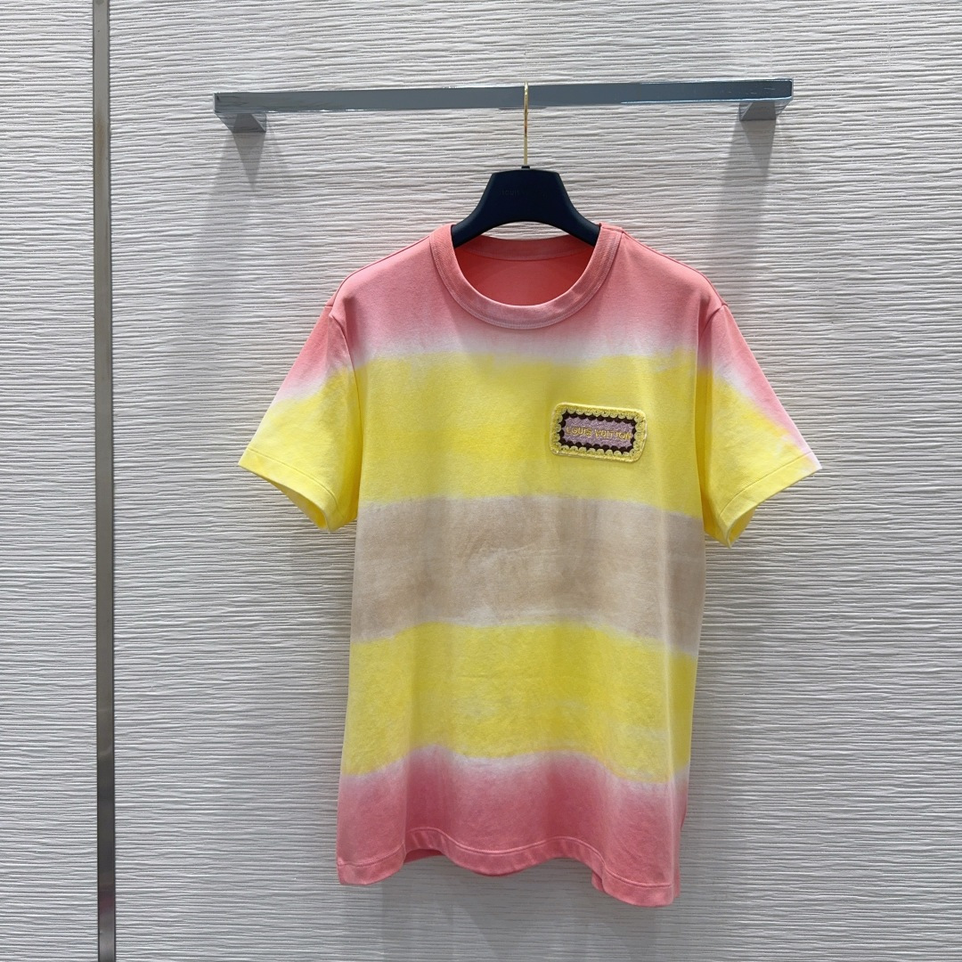 NO:886772,The 2026SS new T-shirt (tie-dye) has a very high density and feels great. It’s a really hard-working one!  !  Perfect details, regular fit!  The upper body is not picky at all, simple and generous, and instantly enhances your temperament. Popular recommendation, SML [S length 65, shoulder width 42, bust 106, sleeve length 18.5, cuff 16.5], Louis Vuitton-clothing, louis vuitton, tees, t-shirt,198609092026SS新款T恤（扎染）密度很高 手感超好 真的费劲心血的一款！！细节完美 常规版型！上身完全不挑人简单大方,瞬间提升气质 爆款推荐,SML【S衣长65 肩宽42 胸围106 袖长18.5 袖口16.5】,路易威登-服装,louis vuitton,tees，t-shirt,,Women's clothing