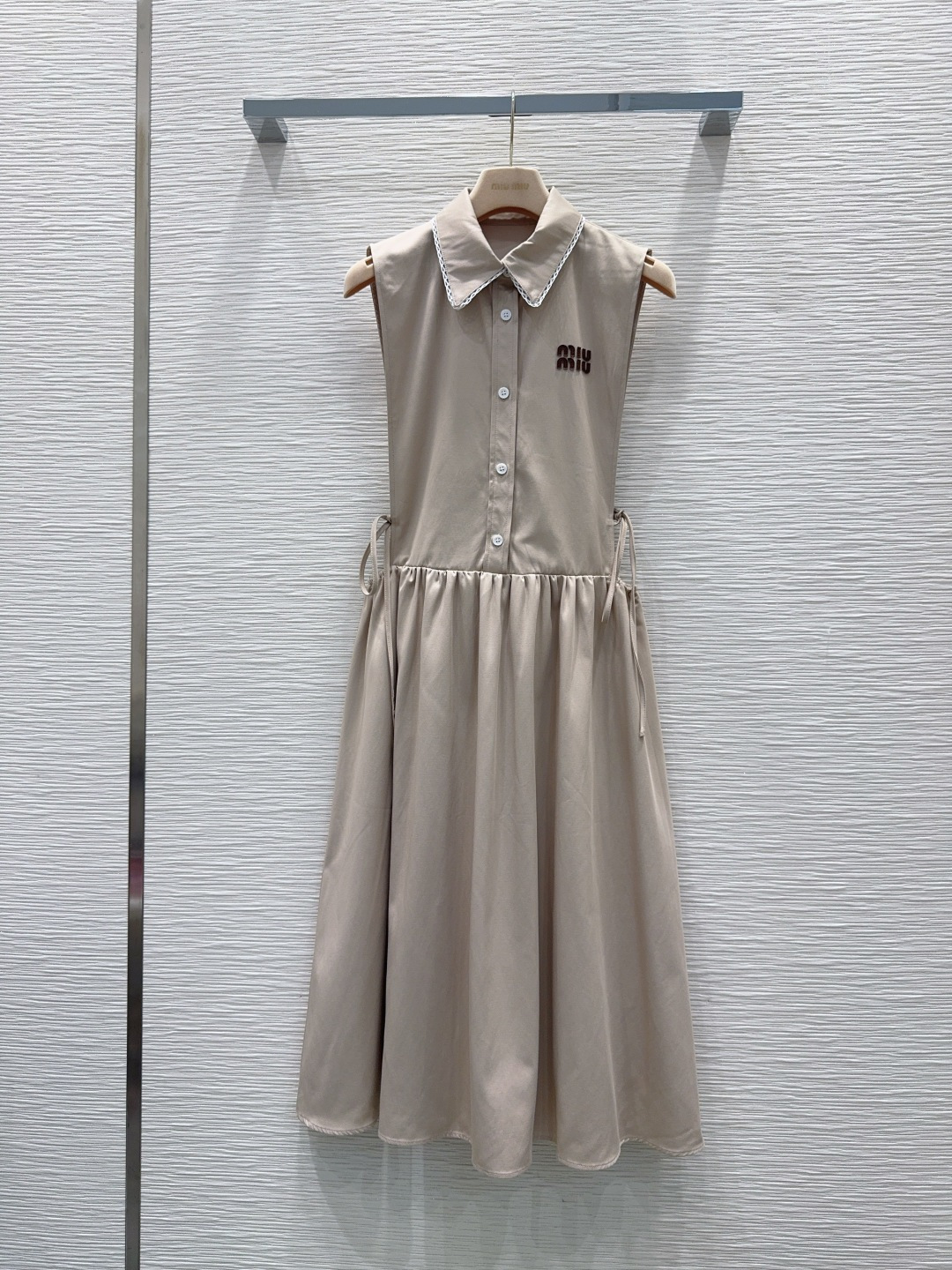 NO:891708,2026SS new vest dress has a super western style. The upper body is casually high-end. Effortlessly fashionable. The overall simplicity and elegance. The silhouette is comfortable to wear. Intellectual atmosphere. Creates a cool and high-end feel. Customized accessories. Perfect workmanship quality. Look at the details. SML [S shoulder width 33, waist side elasticity 80, skirt length 114], Miu Miu-clothing, skirts,198609092026SS新款背心裙 版型超洋气 上身就一整个不经意的高级 毫不费力的时髦 整体简约大方 廓形穿着舒适 知性大气 打造飒爽高级感,开模定制配件,完美做工品质看细节 SML【S肩宽33 腰围侧弹力80 裙长114】,缪缪-服装,skirts,,Women's clothing