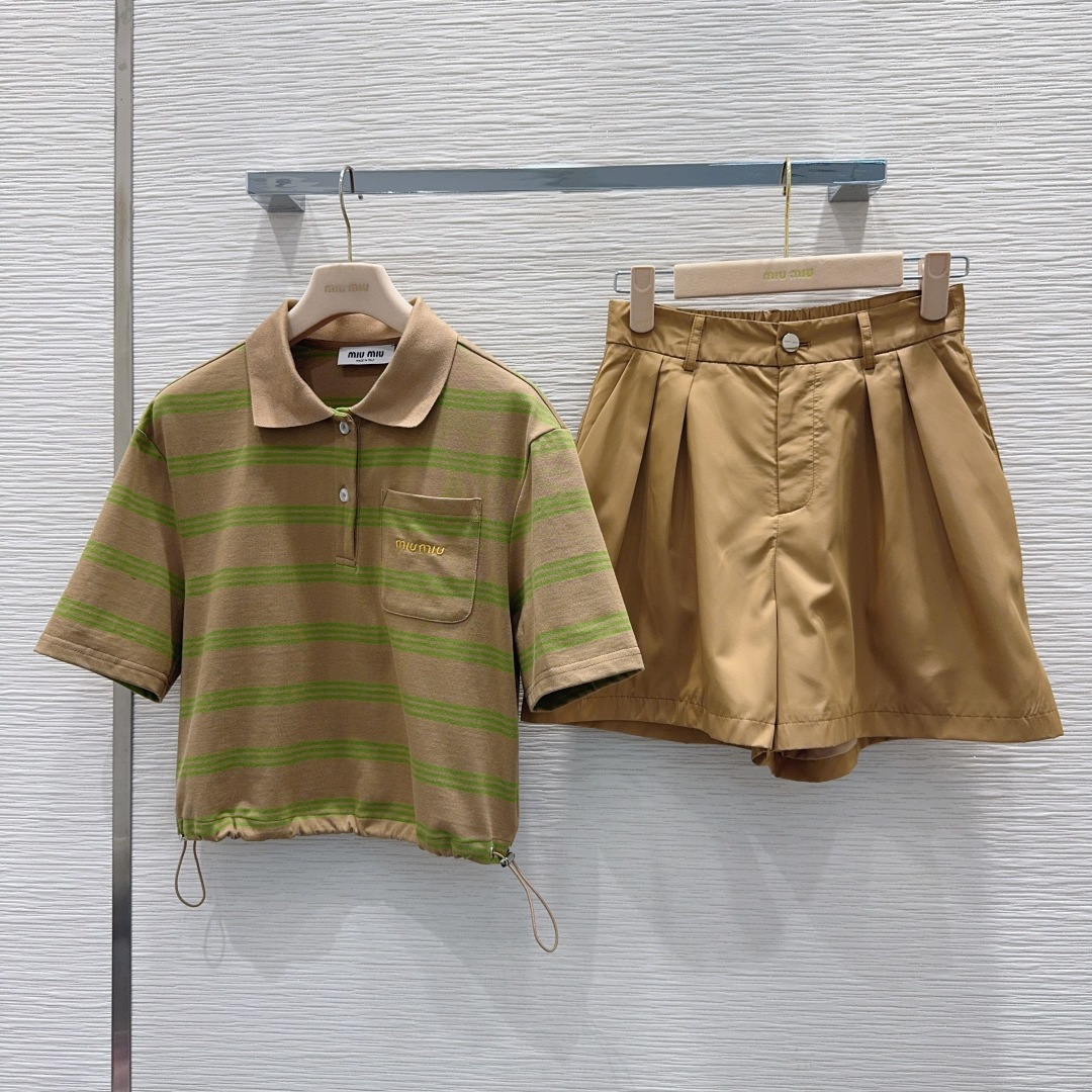 NO:891732,2026 new summer suit, striped lapel top with drawstring design, embroidered pocket LOGO on the chest, fashionable and age-reducing with casual shorts, 2 colors SML [S top back center length 47.5 shoulder width 47 bust 96 hem 98 sleeve length 22.5 cuff 31.5 S pants waist 67 seat 100 feet 70 pants length 42], Miu Miu-clothing, shorts,198609092026夏季新品套装,条纹翻领上衣下次抽绳设计,胸前刺绣口袋LOGO,搭配休闲短裤时髦又减龄,2色SML【S上衣 后中长47.5 肩宽47 胸围96 下摆围98 袖长22.5 袖口31.5 S裤腰围67 坐围100 脚围70 裤长42】,缪缪-服装,shorts,,Women's clothing