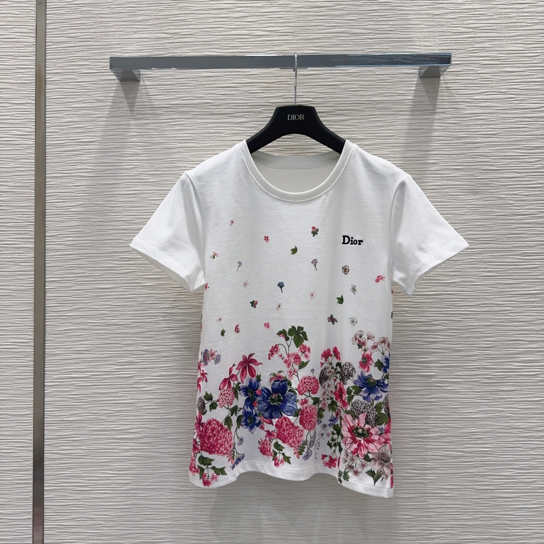 NO:891734,The 2026SS new T-shirt (printing + embroidery) is very dense and feels great. It’s a really hard-working one!  !  Perfect details, regular fit!  The upper body is not picky at all, simple and generous, and instantly enhances your temperament. Popular recommendation, SML [S length 59, shoulder width 39, bust 88, hem 92, sleeve length 16, cuff 32], Dior-clothing, dior, tees, t-shirt,198609092026SS新款T恤（印花+绣花）密度很高手感超好 真的费劲心血的一款！！细节完美 常规版型！上身完全不挑人简单大方,瞬间提升气质 爆款推荐,SML【S衣长59 肩宽39 胸围88 摆围92 袖长16 袖口32】,迪奥-服装,dior,tees，t-shirt,,Women's clothing