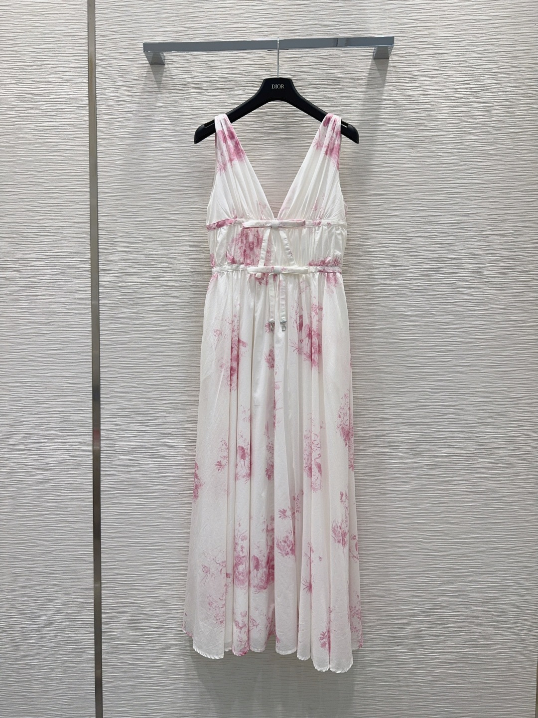 NO:891606,2026SS new printed vest skirt is fashionable, low-key, luxurious and high-end!  The styles are versatile and not picky, the original customized technical fabrics, the quality of workmanship depends on the details. A must-have for Bai Fumei!  Highly recommended. SML198609092026SS新款印花背心裙 时髦低调气质又奢华高级！版型百搭不挑人,原版定制科技面料 做工品质看细节.白富美必入！强烈推荐.SML XL【S后中长103 下胸围74 腰围70】,迪奥-服装,dior,skirts,,Women's clothing