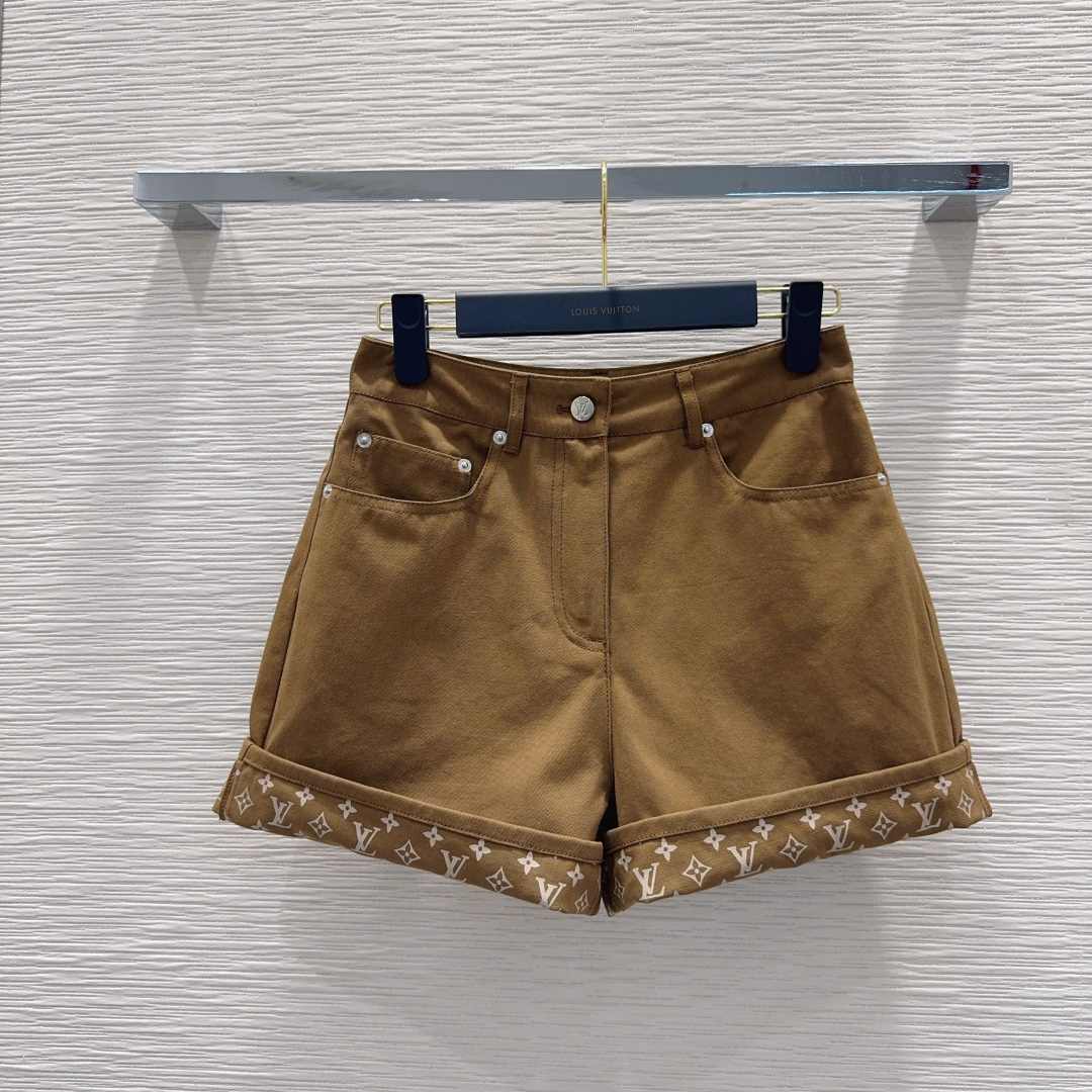NO:891702,2026SS new shorts, the whole three-dimensional tailoring, all-round exquisite star wear, the upper body is super covered and slimming, and the proportion of the legs is super stretched. It is simple, wears a refreshing and fashionable high-level sense, is elegant and fashionable in daily life and is versatile. The color is very beautiful, the fabric is high-end and textured. SML XL [S waist 68, hip 93, foot 61, side length 39.5], Louis Vuitton-clothing, louis vuitton, shorts,198609092026SS新款短裤 整件立体剪裁 全方位精致做明星穿搭 上身超级遮肉显瘦 超拉腿部比例 简简单单 穿出清爽时髦的高级感 日常优雅又时髦巨百搭 颜色很好看 面料高级又有质感 SML XL【S腰围68 臀围93 脚围61 裤侧长39.5】,路易威登-服装,louis vuitton,shorts,,Women's clothing