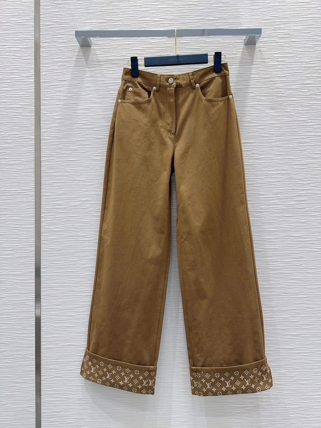 NO:891690,2026SS new trousers. The whole piece is three-dimensional. It is all-around exquisite and can be worn by celebrities. The upper body is super covered and slimming. The legs are super stretched. Simple. Wear it with a refreshing and fashionable sense of high-end. It is elegant and fashionable in daily life. It is very versatile. The color is very beautiful. The fabric is high-end and textured. SML198609092026SS新款长裤 整件立体剪裁 全方位精致做明星穿搭 上身超级遮肉显瘦 超拉腿部比例 简简单单 穿出清爽时髦的高级感 日常优雅又时髦巨百搭 颜色很好看 面料高级又有质感 SML XL【S腰围70 臀围94 脚围57 裤侧长114】,路易威登-服装,louis vuitton,,Women's clothing