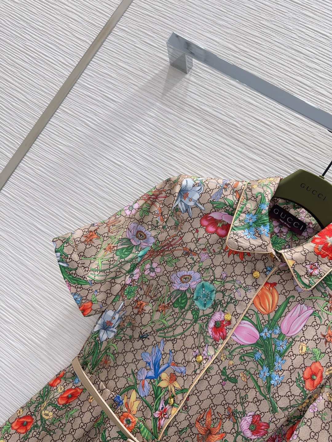 Женское платье в цветочный принт с коротким рукавом Gucci