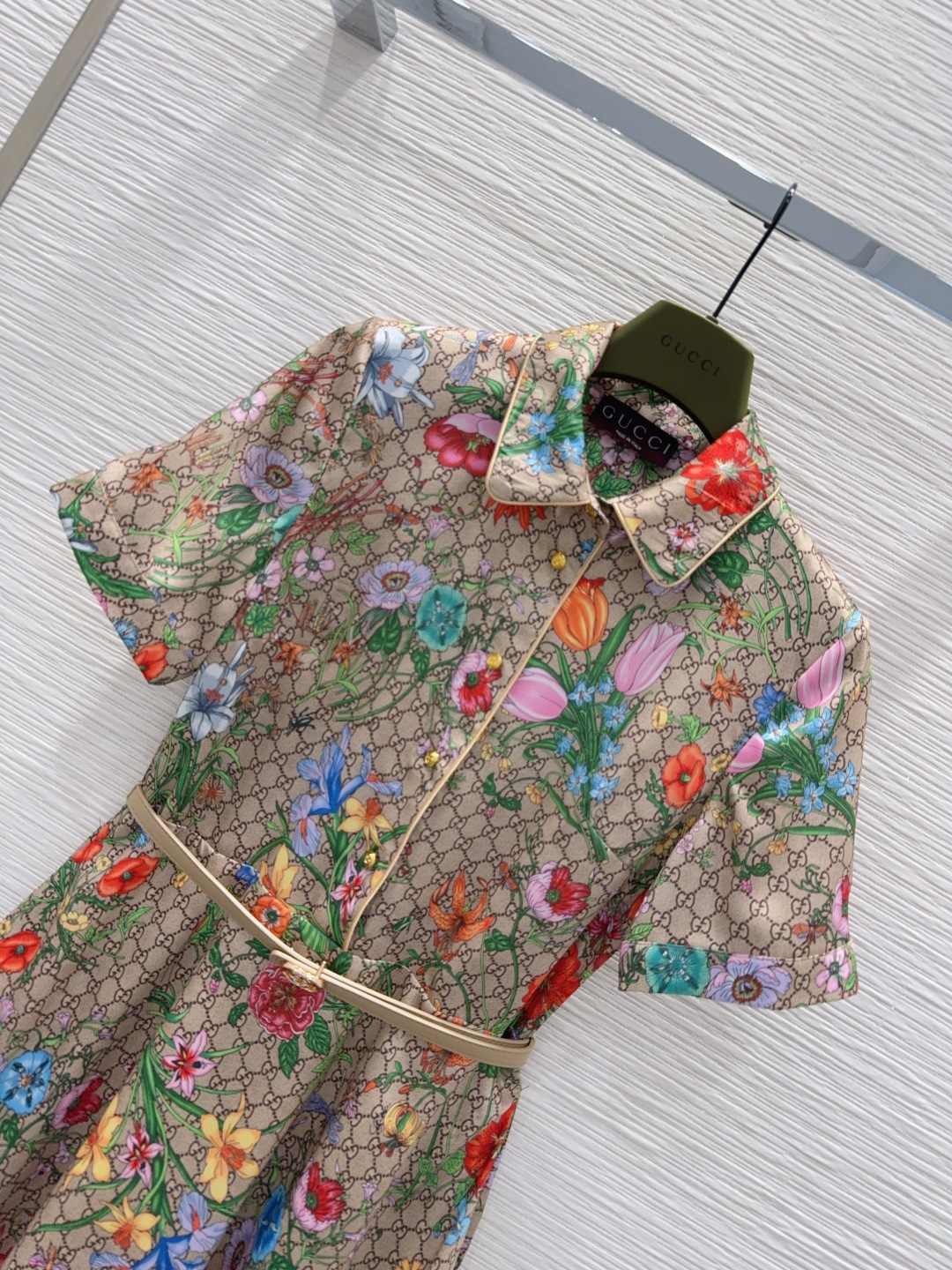 Женское платье в цветочный принт с коротким рукавом Gucci
