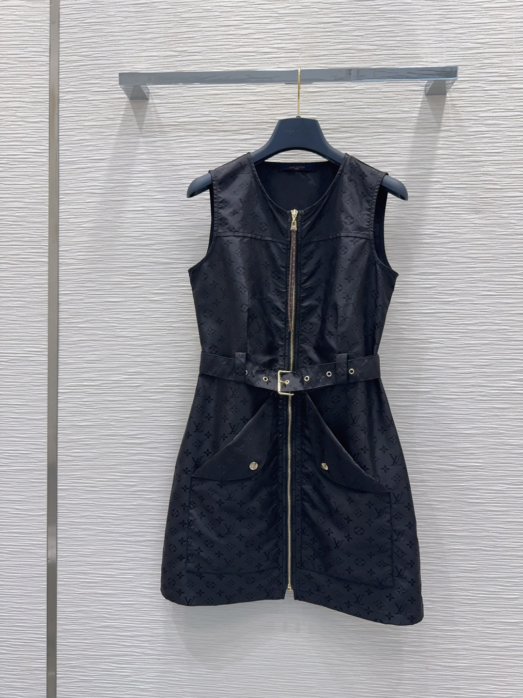 NO:891637,2026SS new vest dress is retro and fashionable, low-key and luxurious!  The styles are versatile and not picky, the original customized technical fabrics, the quality of workmanship depends on the details. A must-have for Bai Fumei!  Highly recommended. SML [S mid-length 83, shoulder width 35, bust 90, waist 76], Louis Vuitton-clothing, louis vuitton, skirts,198609092026SS新款背心裙 复古时髦 低调气质又奢华高级！版型百搭不挑人,原版定制科技面料 做工品质看细节.白富美必入！强烈推荐.SML【S后中长83 肩宽35 胸围90 腰围76】,路易威登-服装,louis vuitton,skirts,,Women's clothing