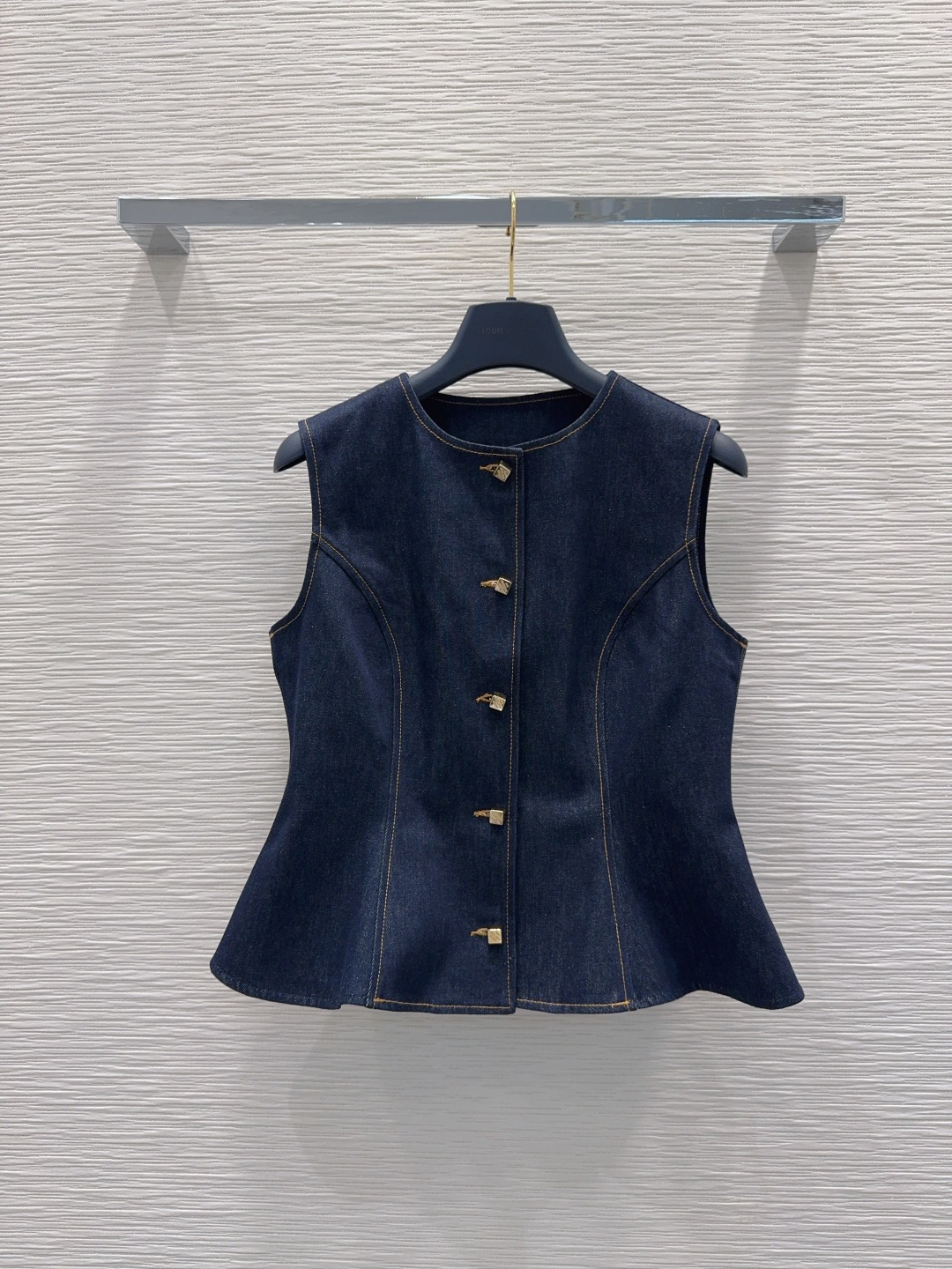 NO:891697,2026SS new denim denim set is produced in a high-end version ~ super fashionable, the upper body is cool and sassy, ​​the texture is delicate, the cotton feels natural, the muscles are strong, and super beautiful!  The details and workmanship are super good, new products are in stock after unboxing and grabbing SML198609092026SS新款丹宁牛仔套 高版出品～超时髦 上身又酷又飒爽 纹理细腻,棉感自然,有筋骨感,超级漂亮！细节做工超级好,新品现货开箱开抢 SML XL【S上衣 后中长49 胸围91 肩宽35 S长裤 腰围68 脚围52 臀围93 裤侧长106】上衣,路易威登-服装,louis vuitton,,Women's clothing