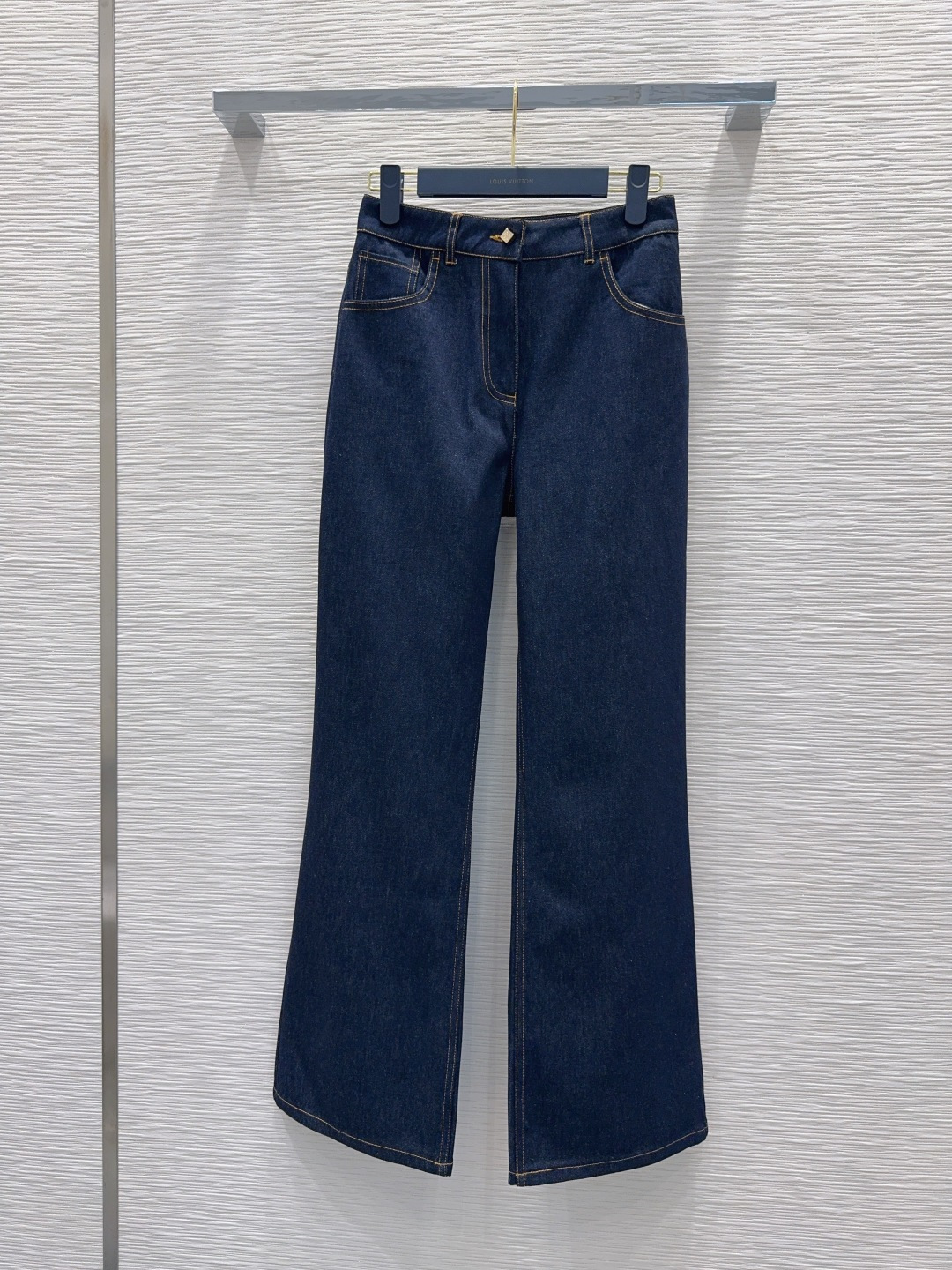 NO:891692,2026SS new denim denim set is produced in a high-end version ~ super fashionable, the upper body is cool and sassy, ​​the texture is delicate, the cotton feels natural, the muscles are strong, and super beautiful!  The details and workmanship are super good, new products are in stock after unboxing and grabbing SML198609092026SS新款丹宁牛仔套 高版出品～超时髦 上身又酷又飒爽 纹理细腻,棉感自然,有筋骨感,超级漂亮！细节做工超级好,新品现货开箱开抢 SML XL【S上衣 后中长49 胸围91 肩宽35 S长裤 腰围68 脚围52 臀围93 裤侧长106】长裤,路易威登-服装,louis vuitton,,Women's clothing