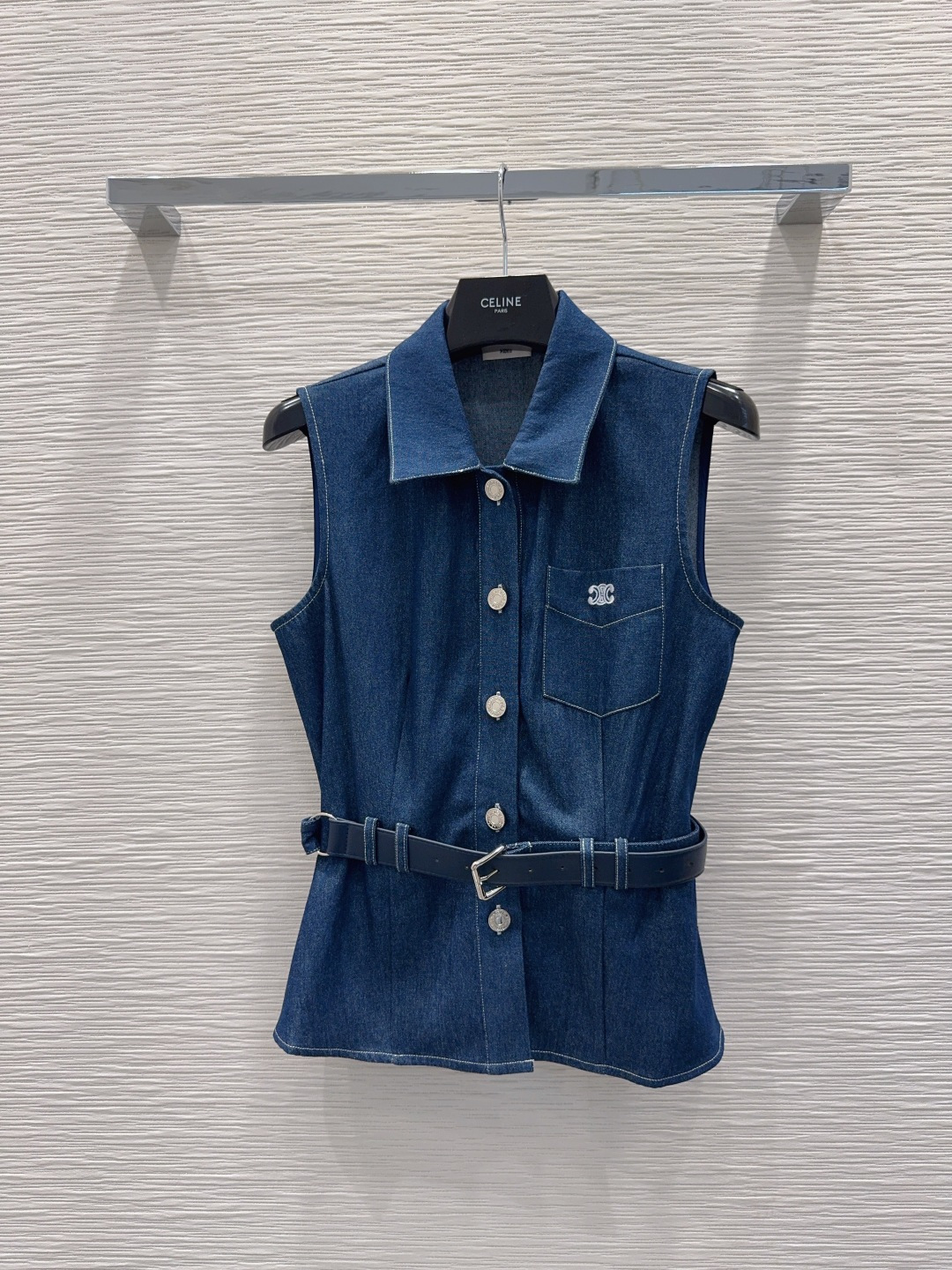 NO:891756,2026SS new denim denim suit is super fashionable. The upper body is cool and sassy with a unique color tone. The texture is delicate, the cotton feels natural, the muscles are strong, and it is super beautiful!  The details and workmanship are super good, new products are in stock after unboxing and grabbing SML [S top shoulder width 36, bust 92 waist 78, length 54 S pants waist 68, hips 98, pants length 102] top, Celine-clothing, celine,198609092026SS新款丹宁牛仔套装 超时髦 个性色调上身又酷又飒爽 纹理细腻,棉感自然,有筋骨感,超级漂亮！细节做工超级好,新品现货开箱开抢 SML【S上衣 肩宽36 胸围92 腰围78 衣长54 S裤腰围68 臀围98 裤长102】上衣,赛琳-服装,celine,,Women's clothing